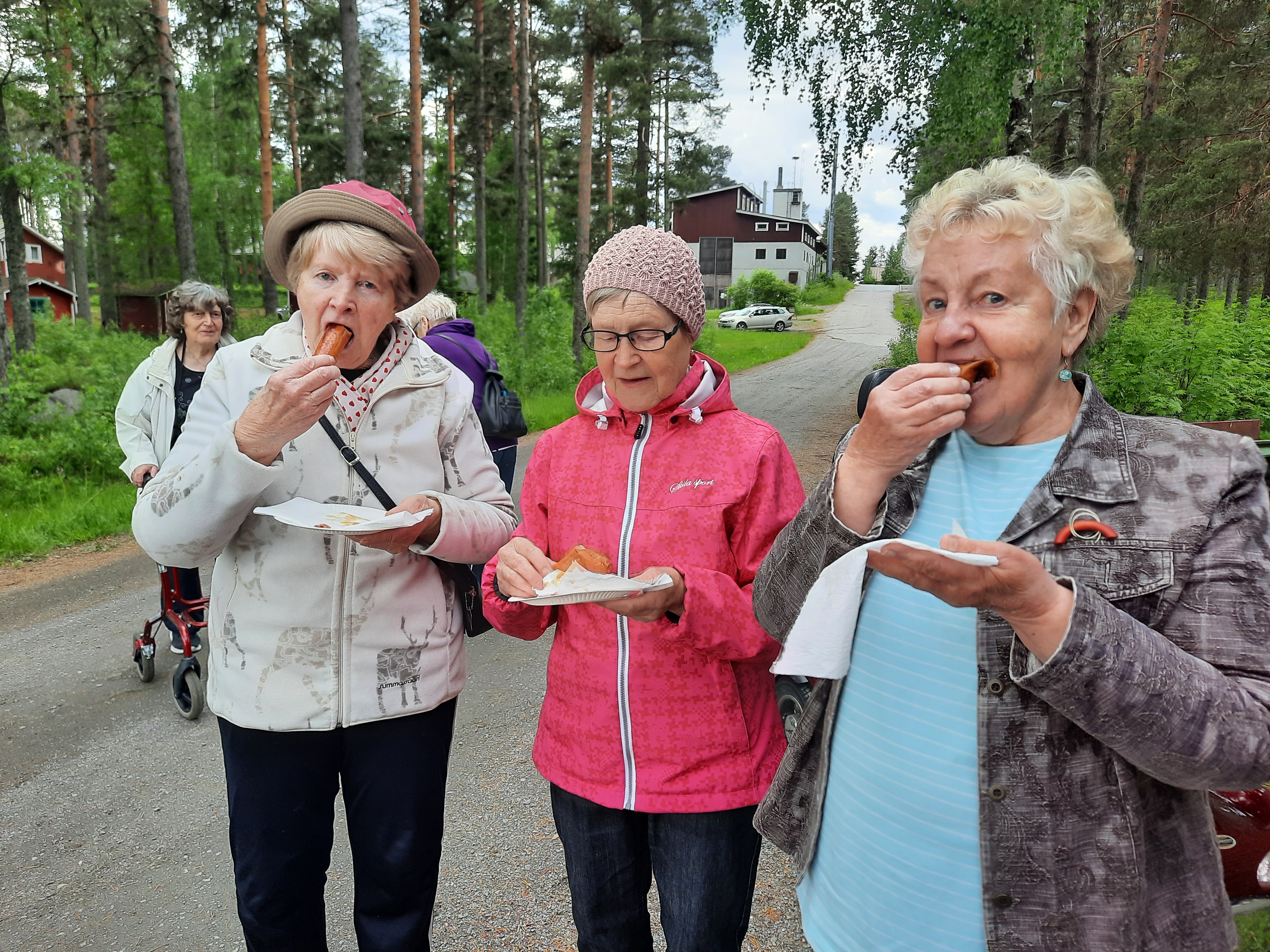naiset ja makkaransyönti