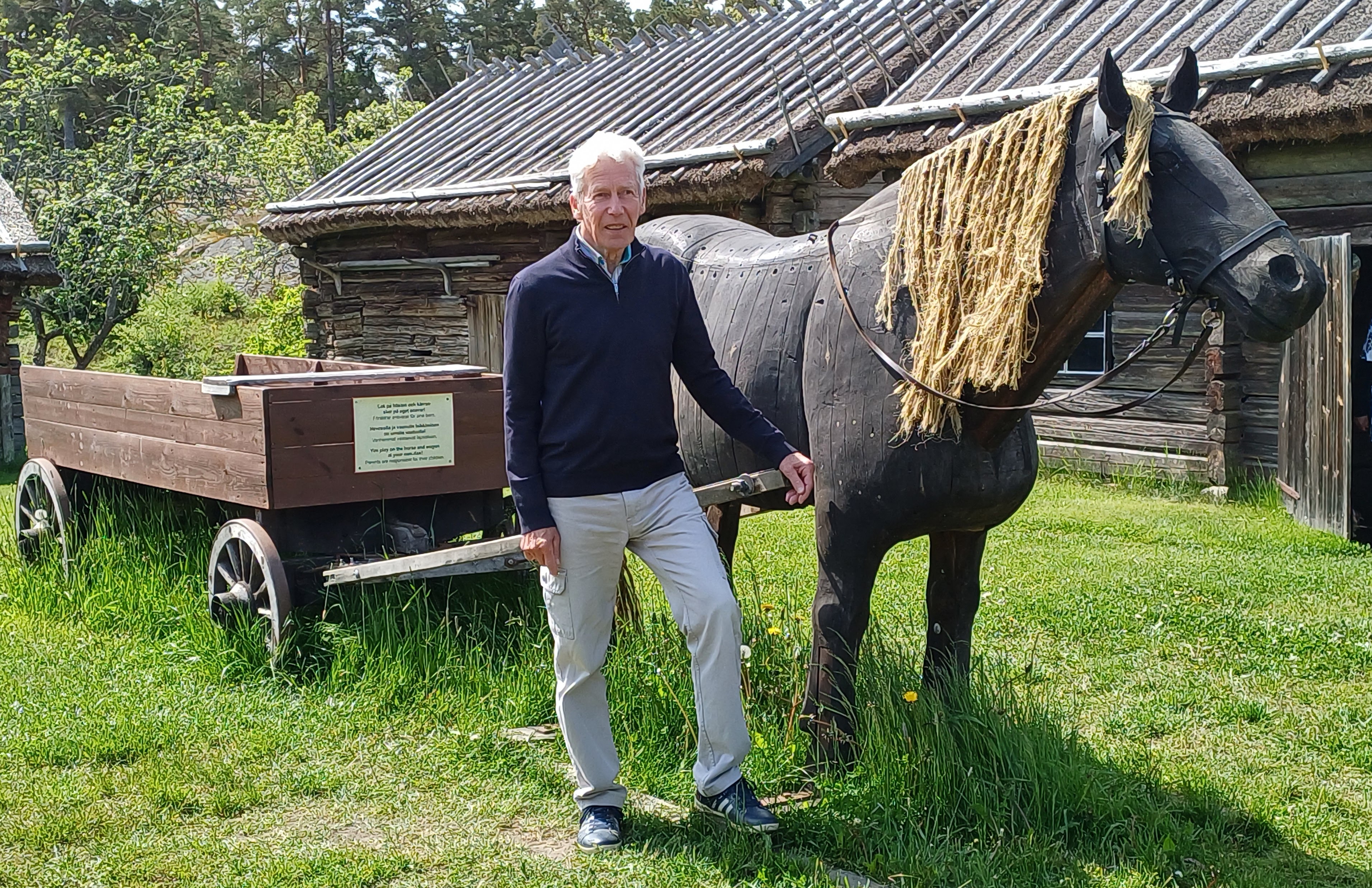 Kimmo ja Puuhevonen museon pihapiirissä