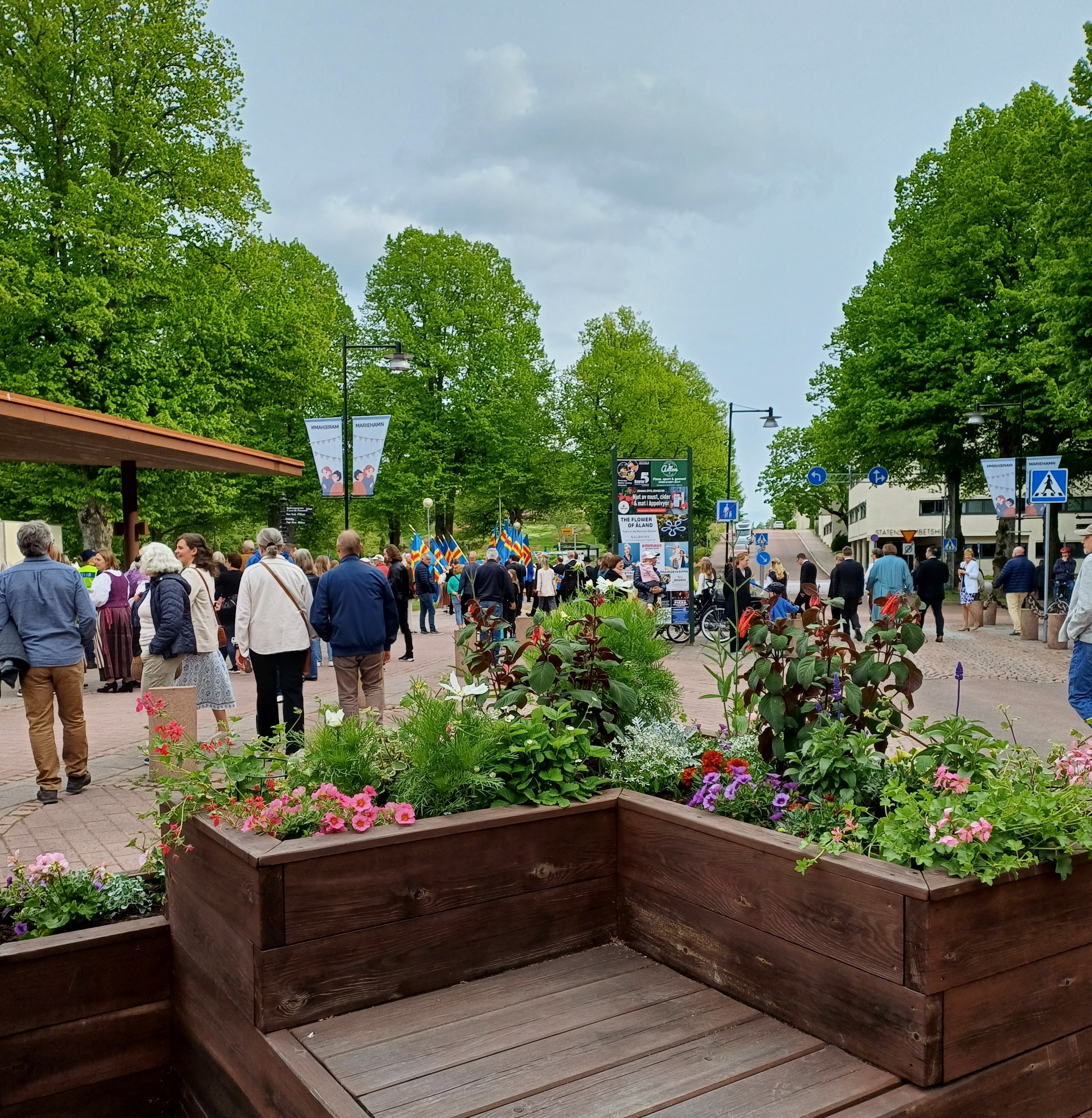 9.6. Ahvenanmaan itsehallintopäivän juhla, yleisöä torilla