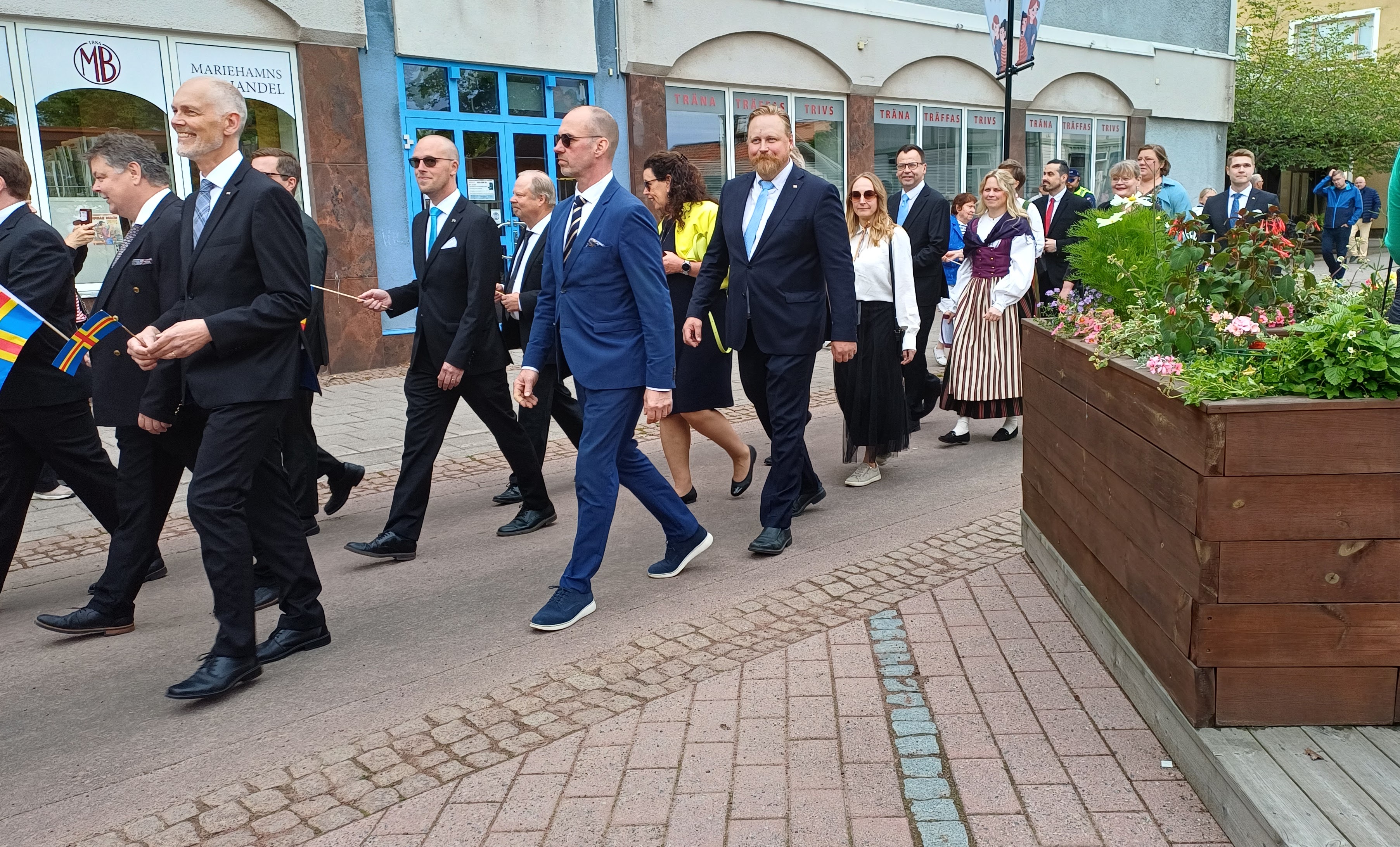Marssi pääkadulla kohti juhlapaikka