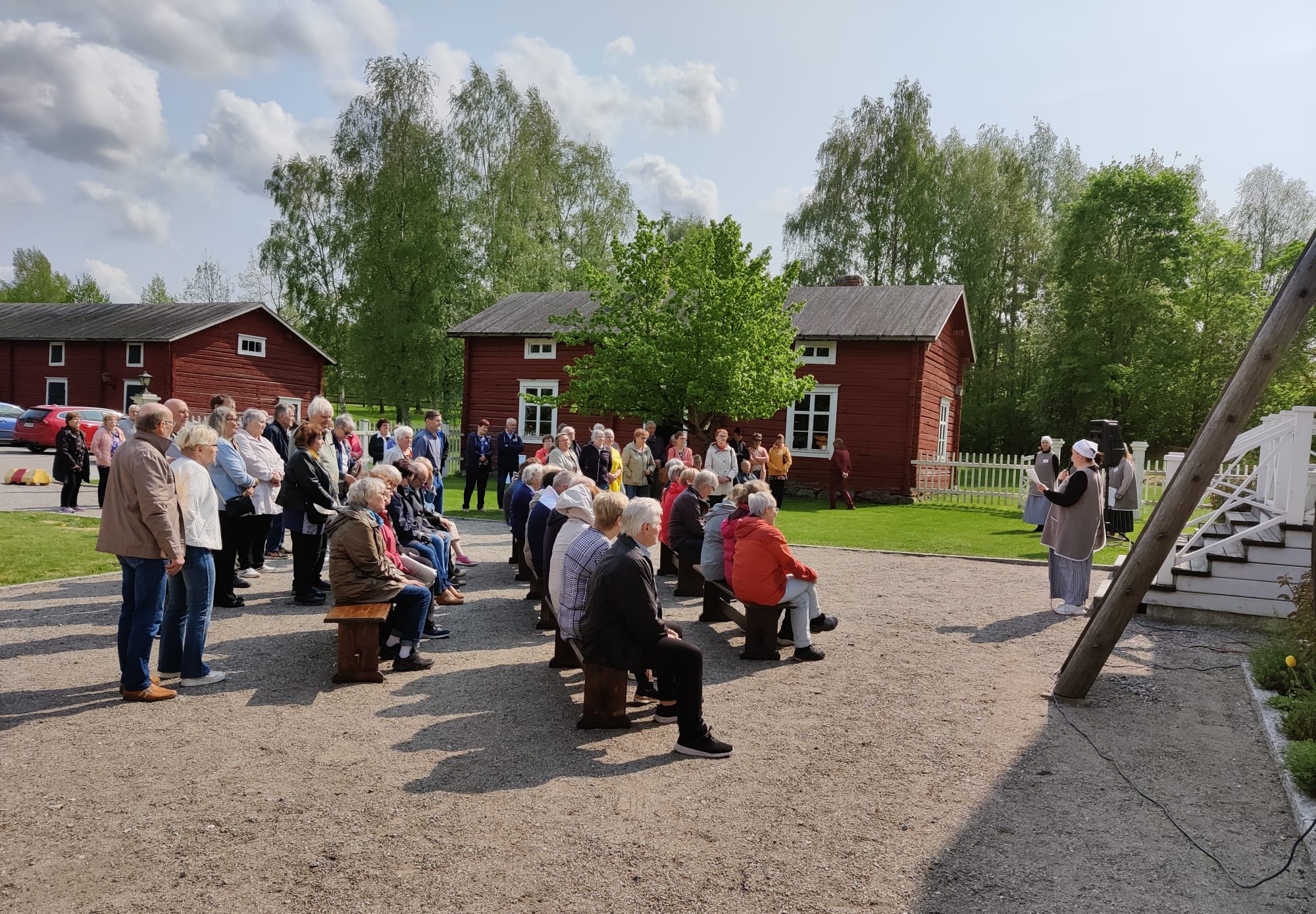 Topeliuksen koti pihalta 6