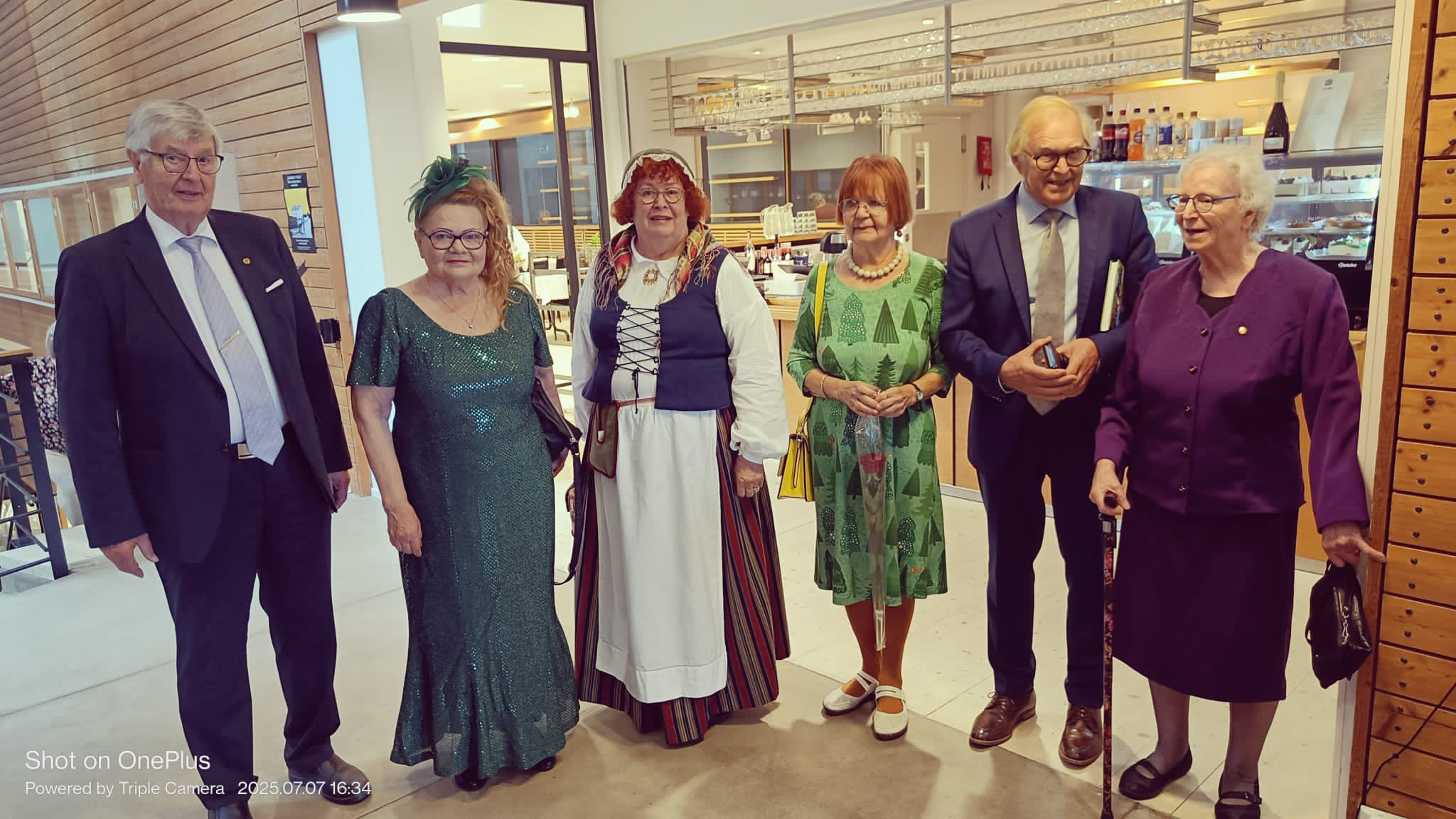 Juhlapuhuja Raimo Ikonen piirin väen ympäiröimänä