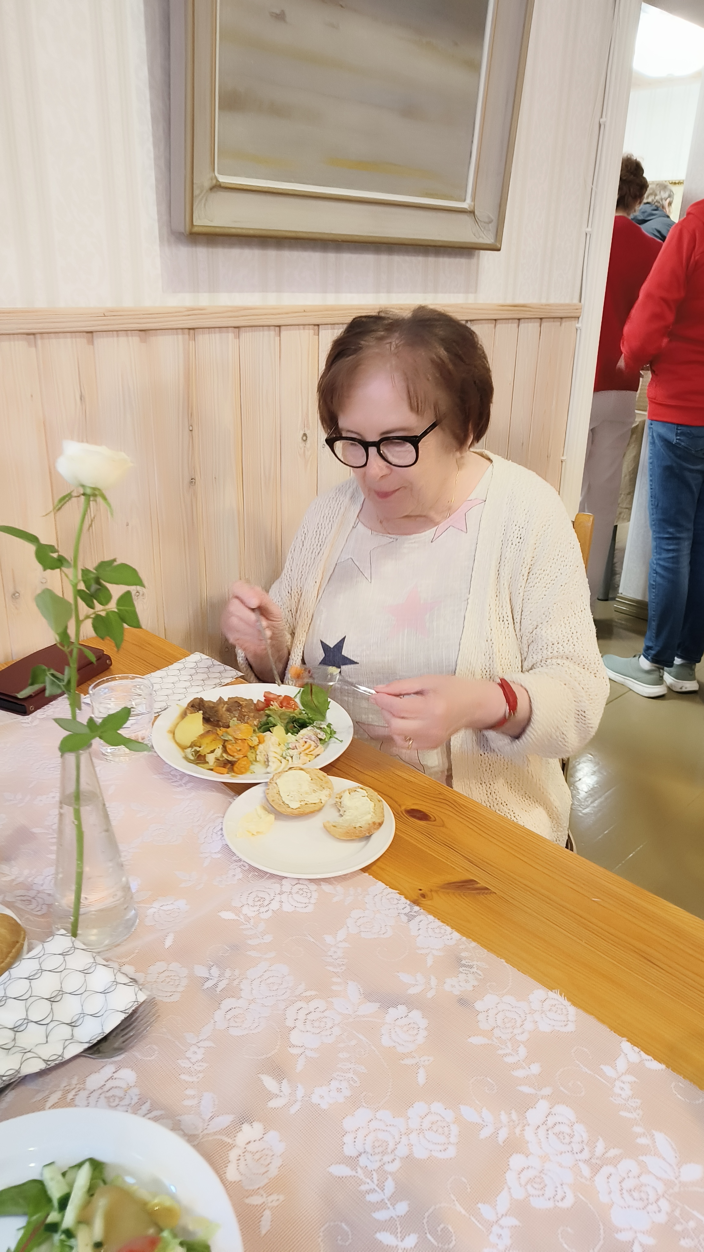 Maija on lounastamassa