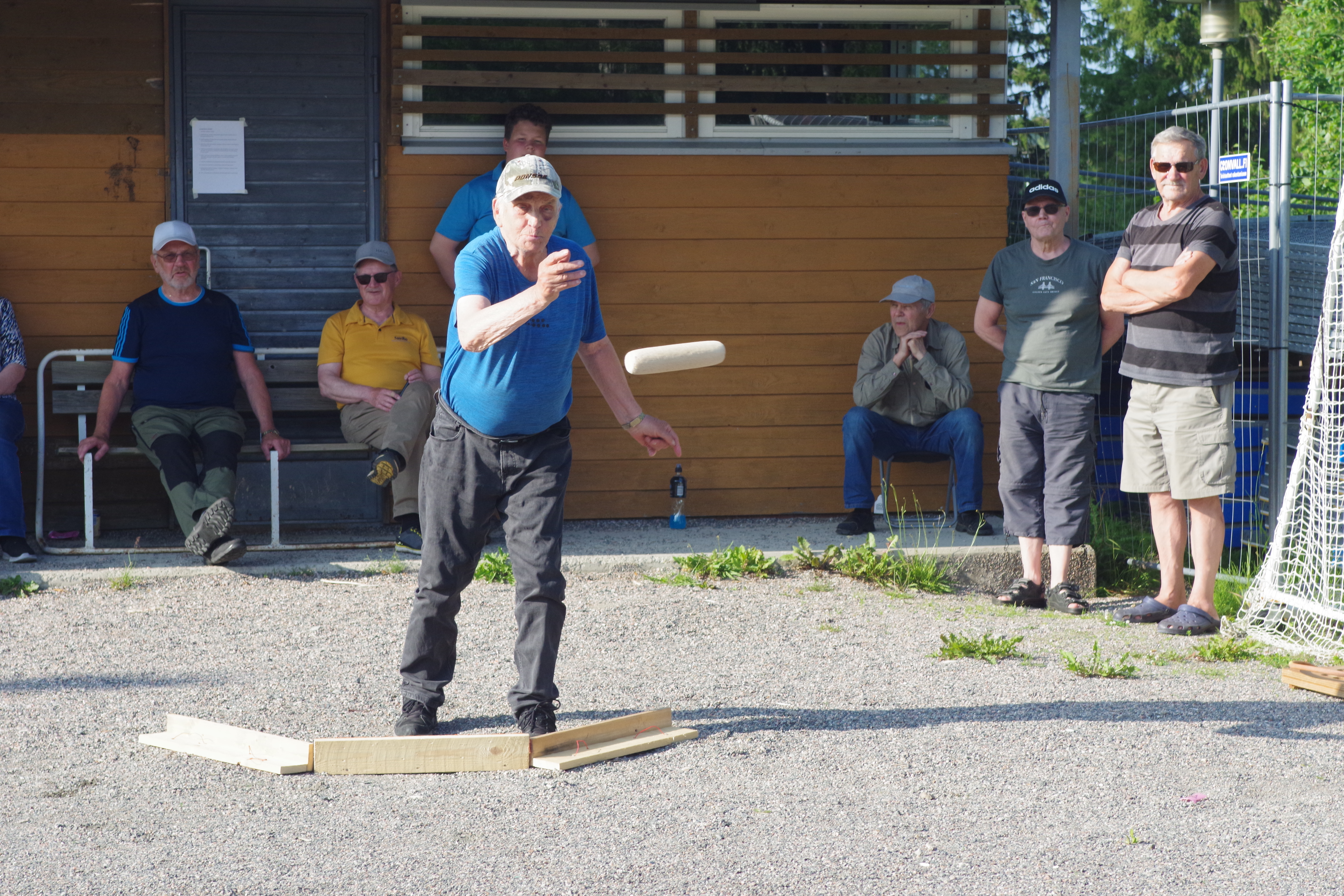 Mölkkyheitto lennossa