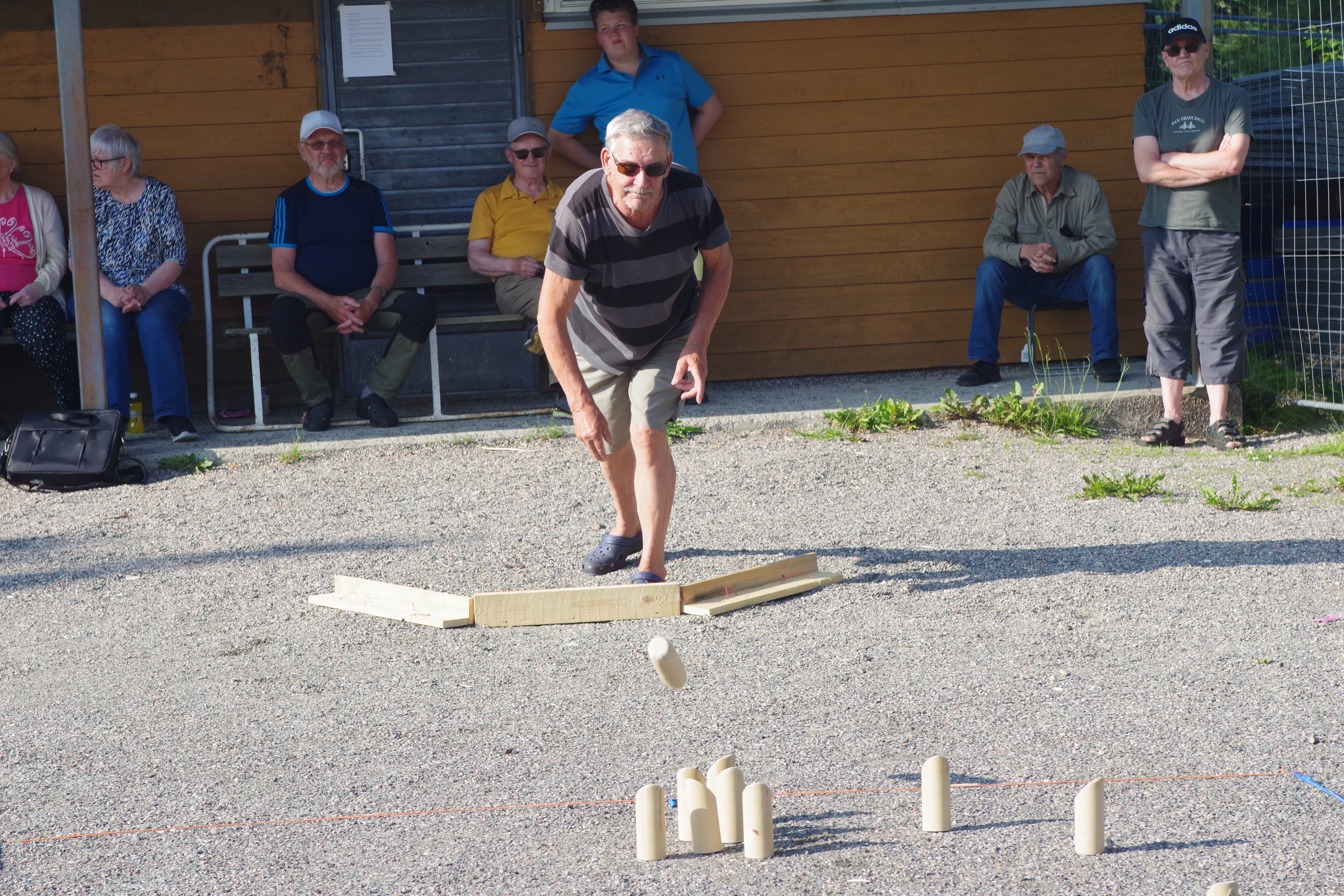 Mölkkyheitto lennossa