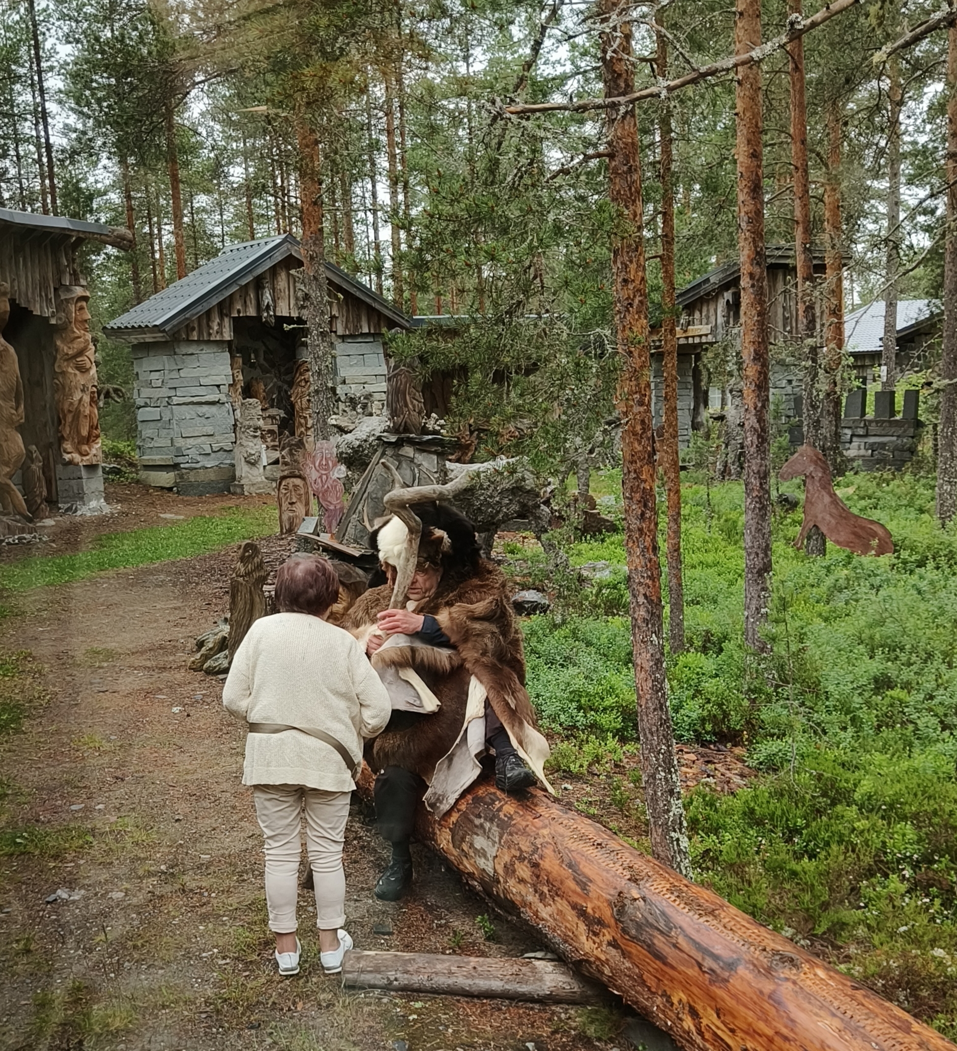 Maija isäntää tervehtimässä