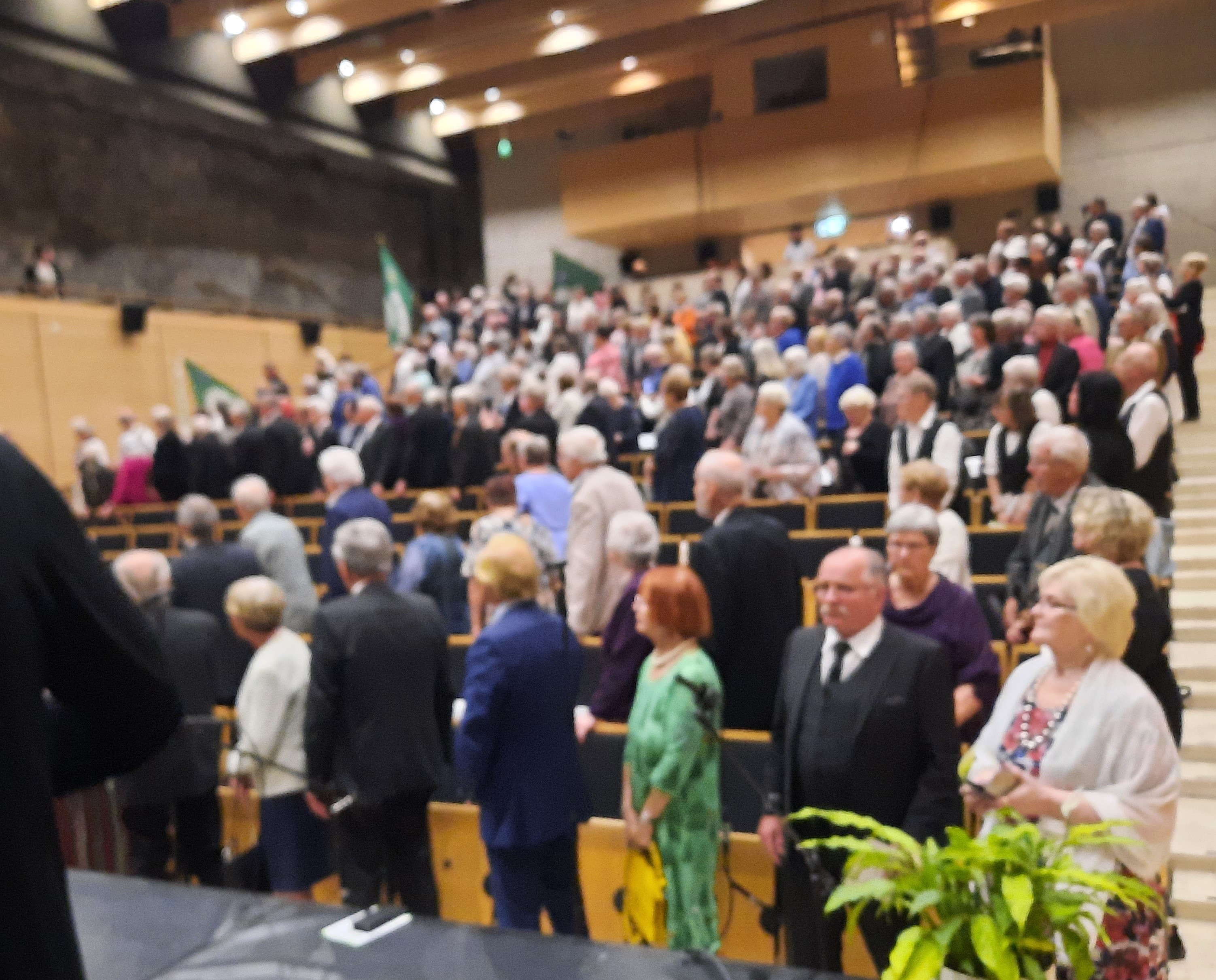 Ihmisiä tulossa juhlaan