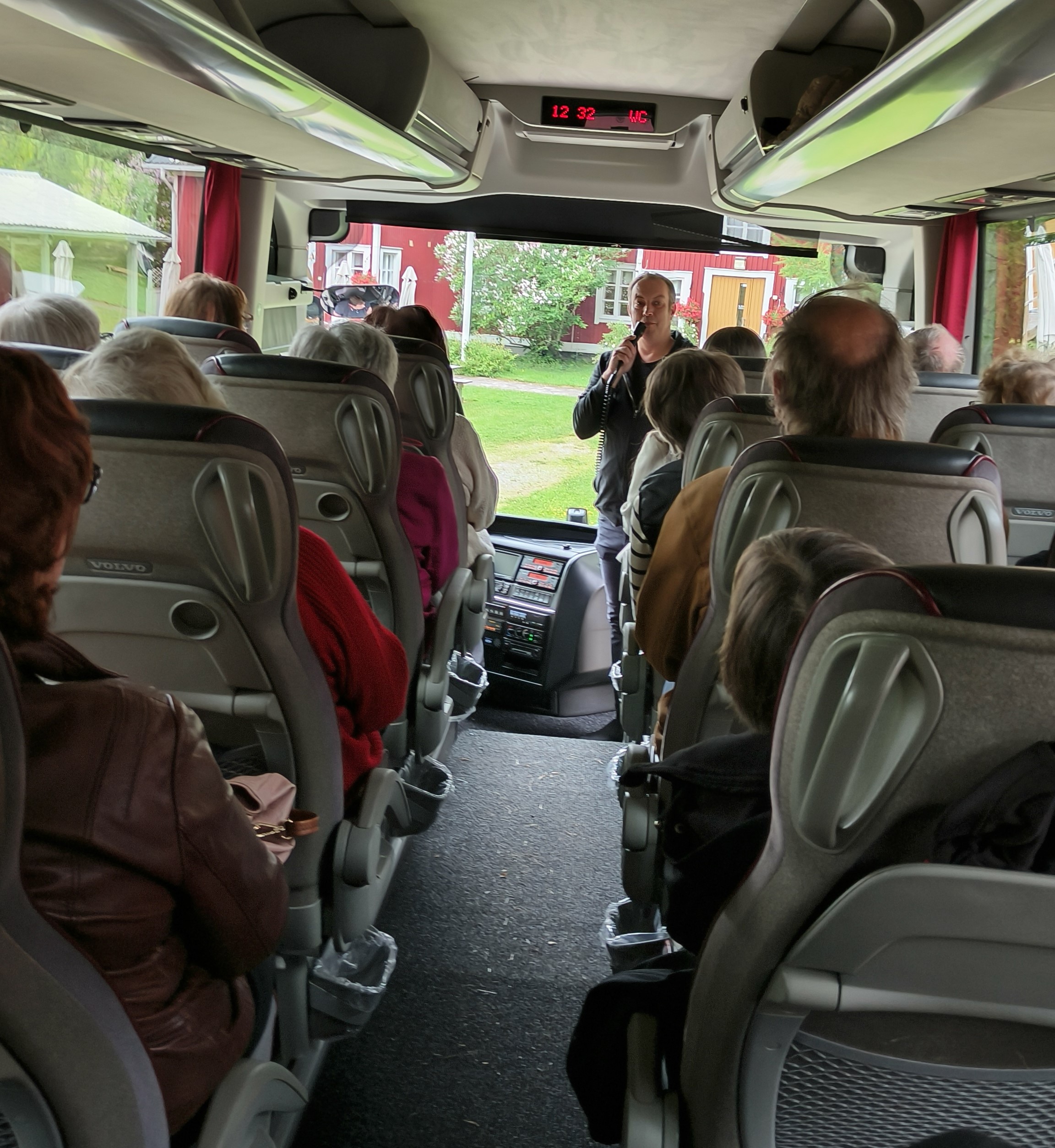 Isäntä toivottaa tervetulleeksi Viinitilalle