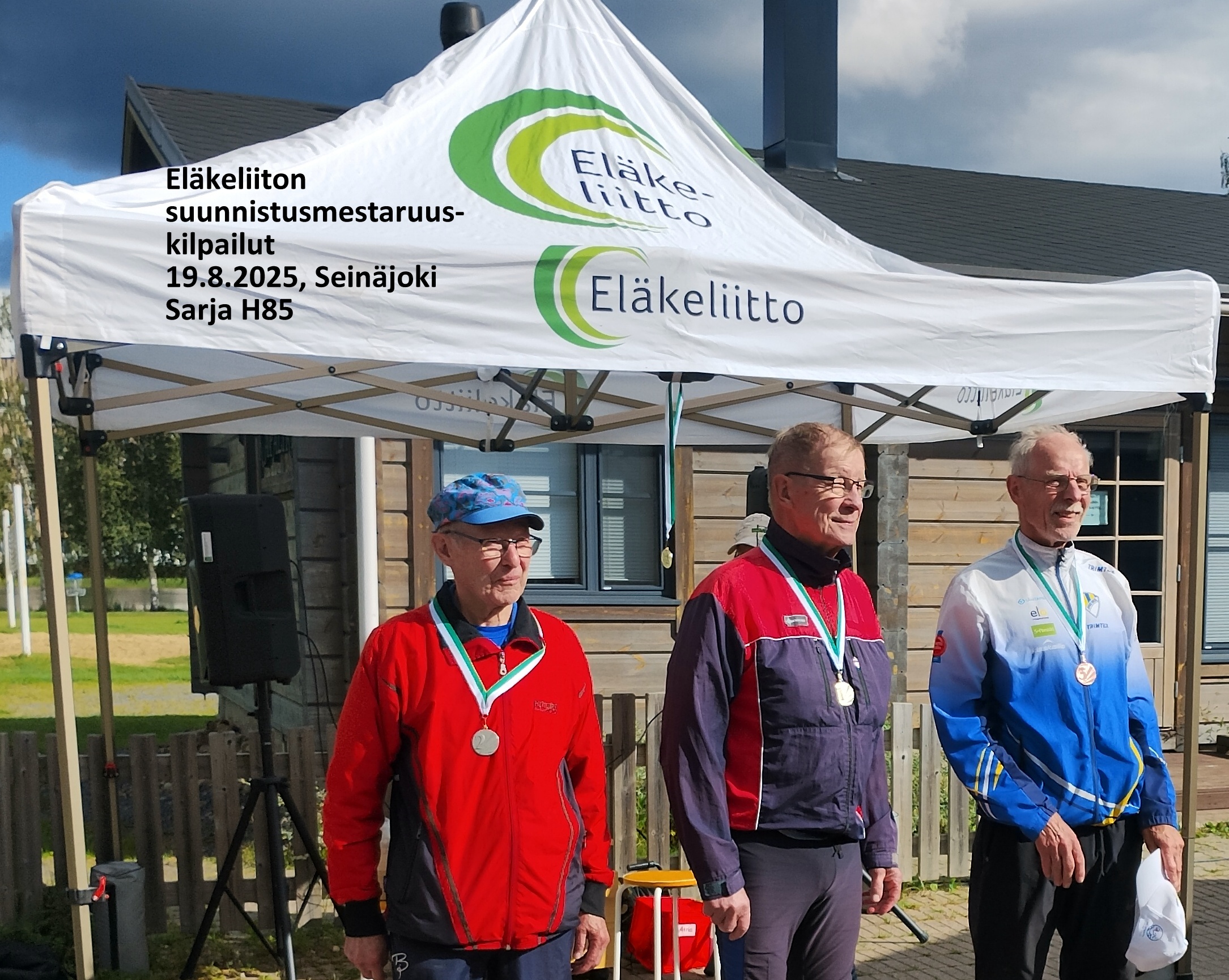 Palkintojen jako H 85 sarja Raimo Laitinen kulta (kesk.) Karl Erik Åberg oik.