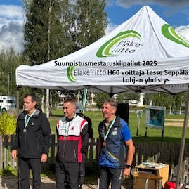 Palkintojen jako H 60 sarjassa Lasse Seppälä (kesk.) kulta