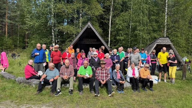 Pelkkoomettäntien laavulla 8.8.25