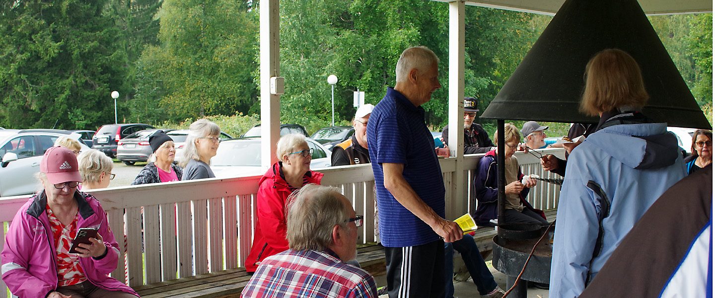 Leirikeskuksen grillpaikalla