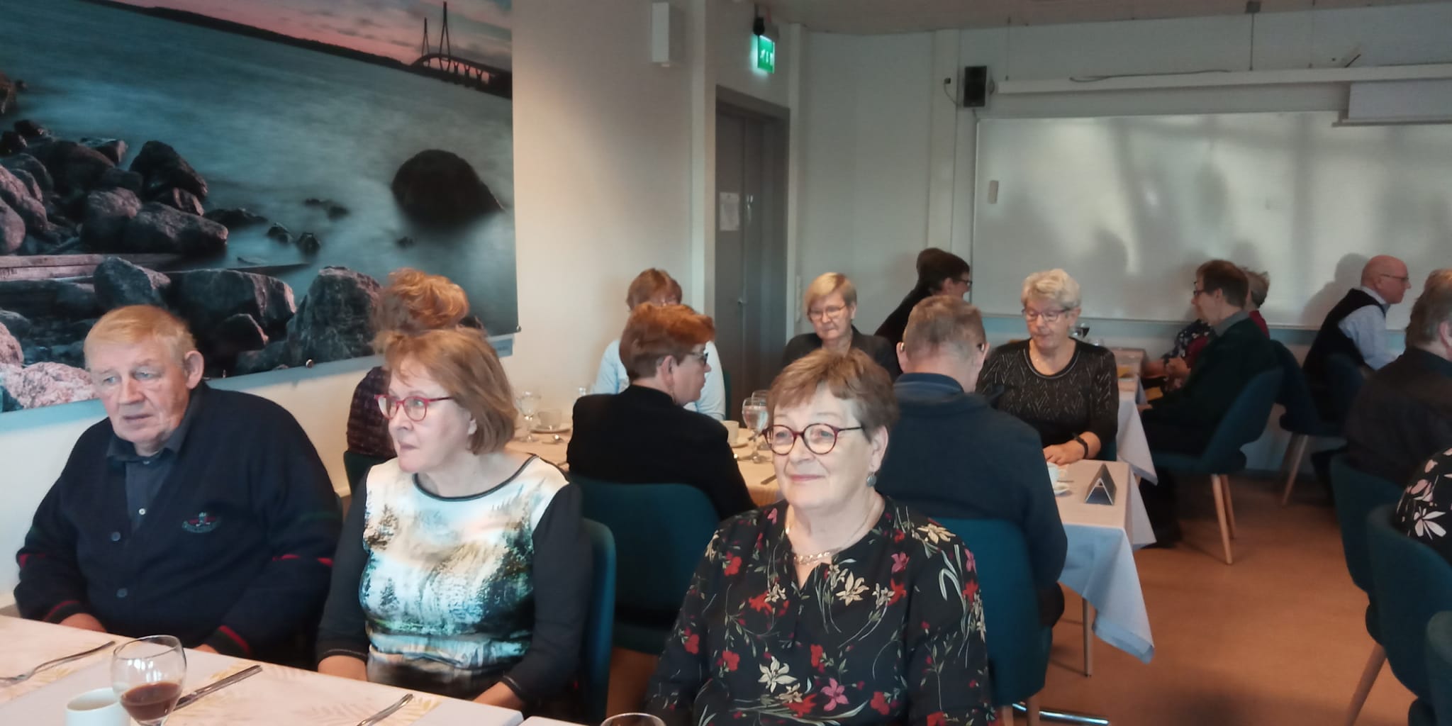 Teatterimatkalaisia syömässä