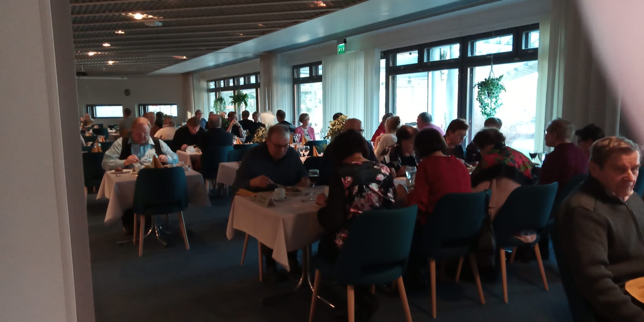 Teatterimatkalaisia syömässä