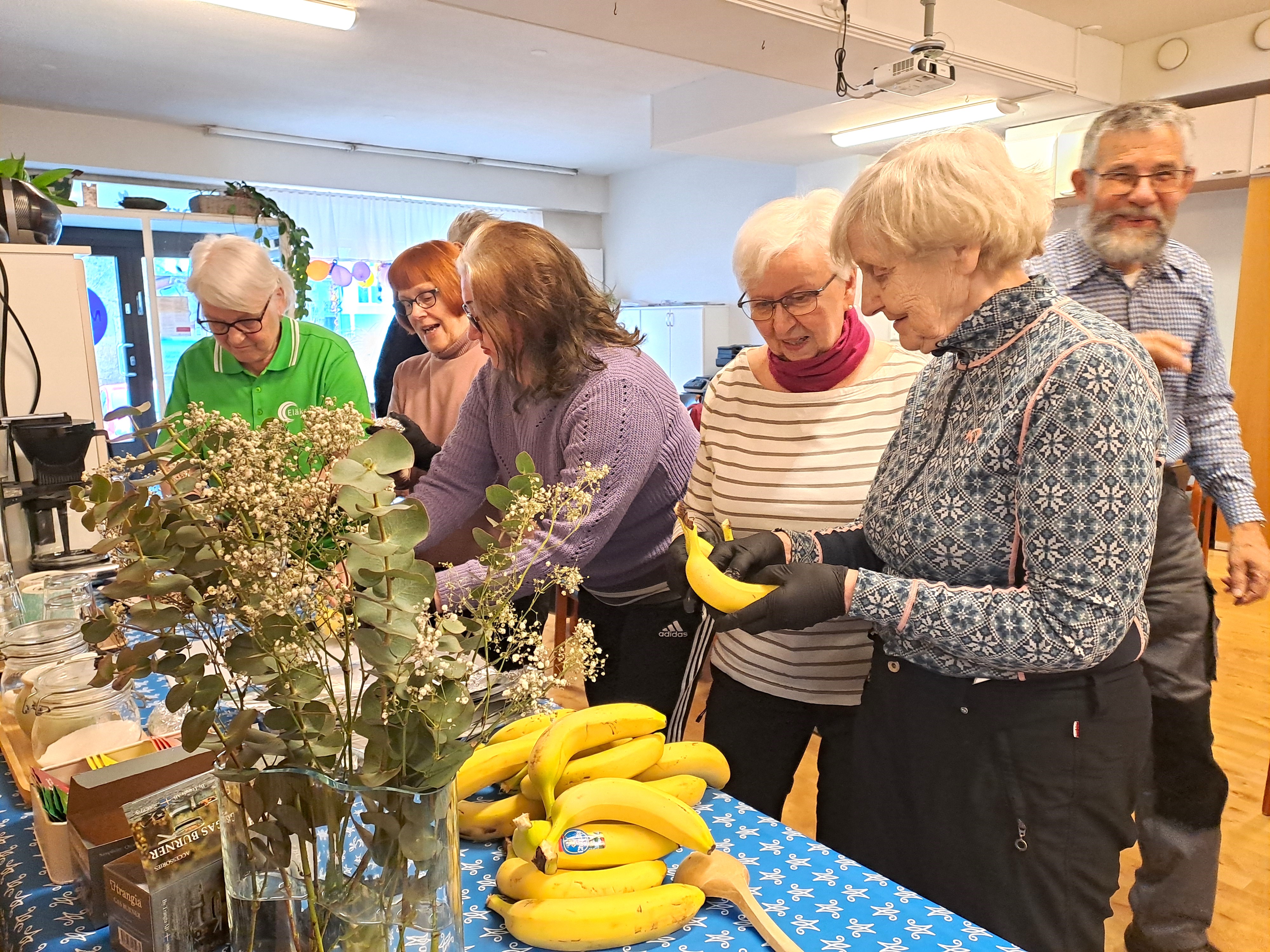Jälkiruoan esivalmistelu retkiruokakurssilla. Helena, Liisa, Annikki, Riitta ja Riitta-Liisa. ja  Tapani