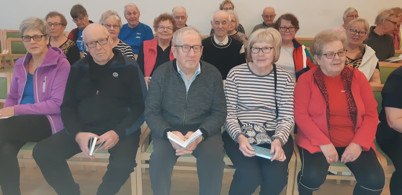 Väkeä aamunavauksessa