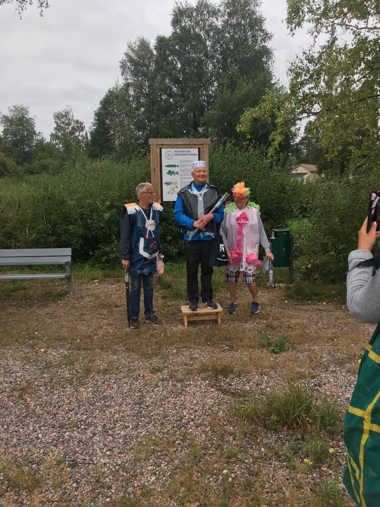 Luumäntysuovan työntökilpailun mitalikolmikko. Kultaa puheenjohtajamme Aku Eronen, hopeaa Lasse Viren ja pronssia Eva Mäenpää.