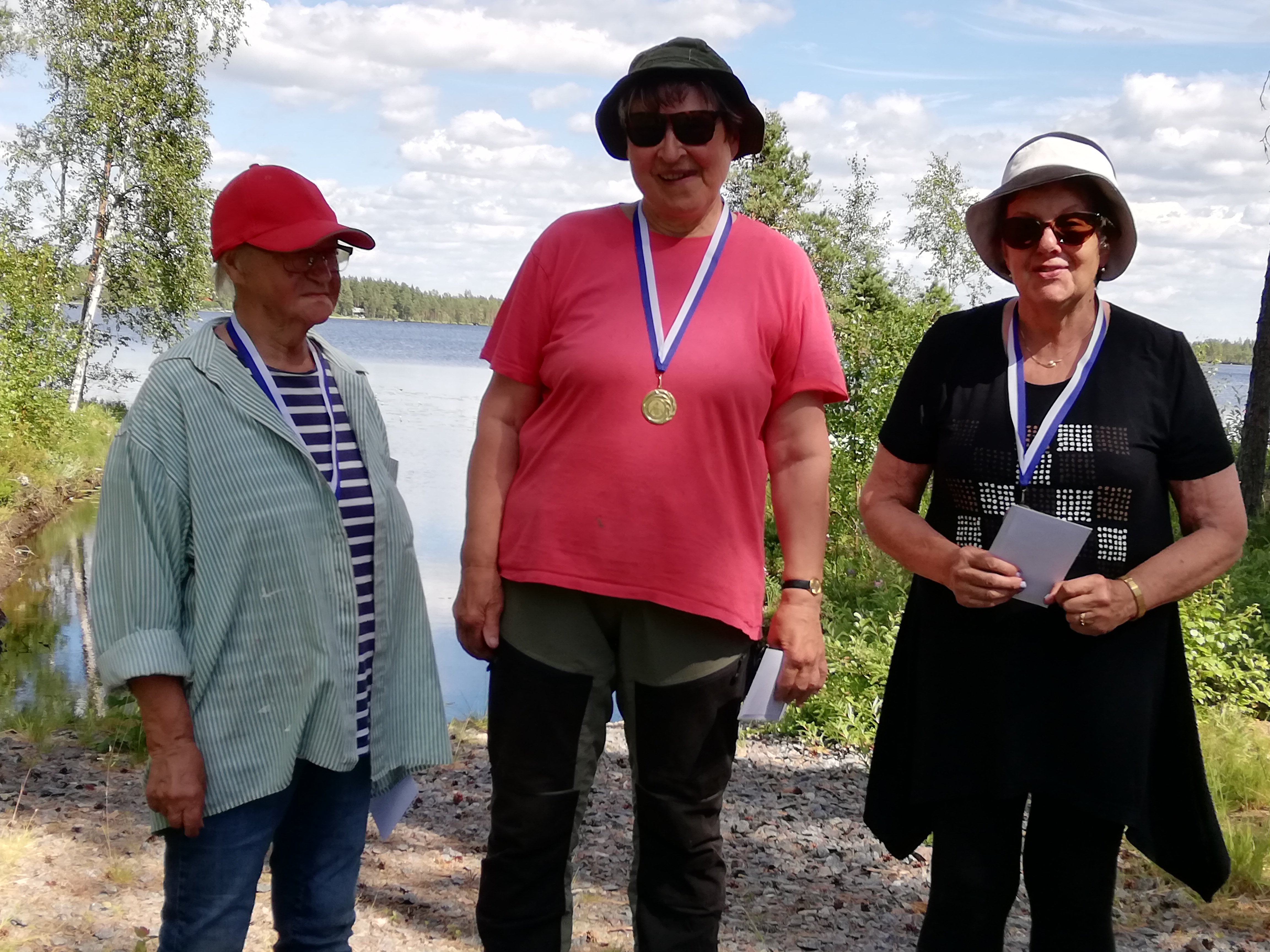 Kalakilpailujen naisten voittajakolmikko