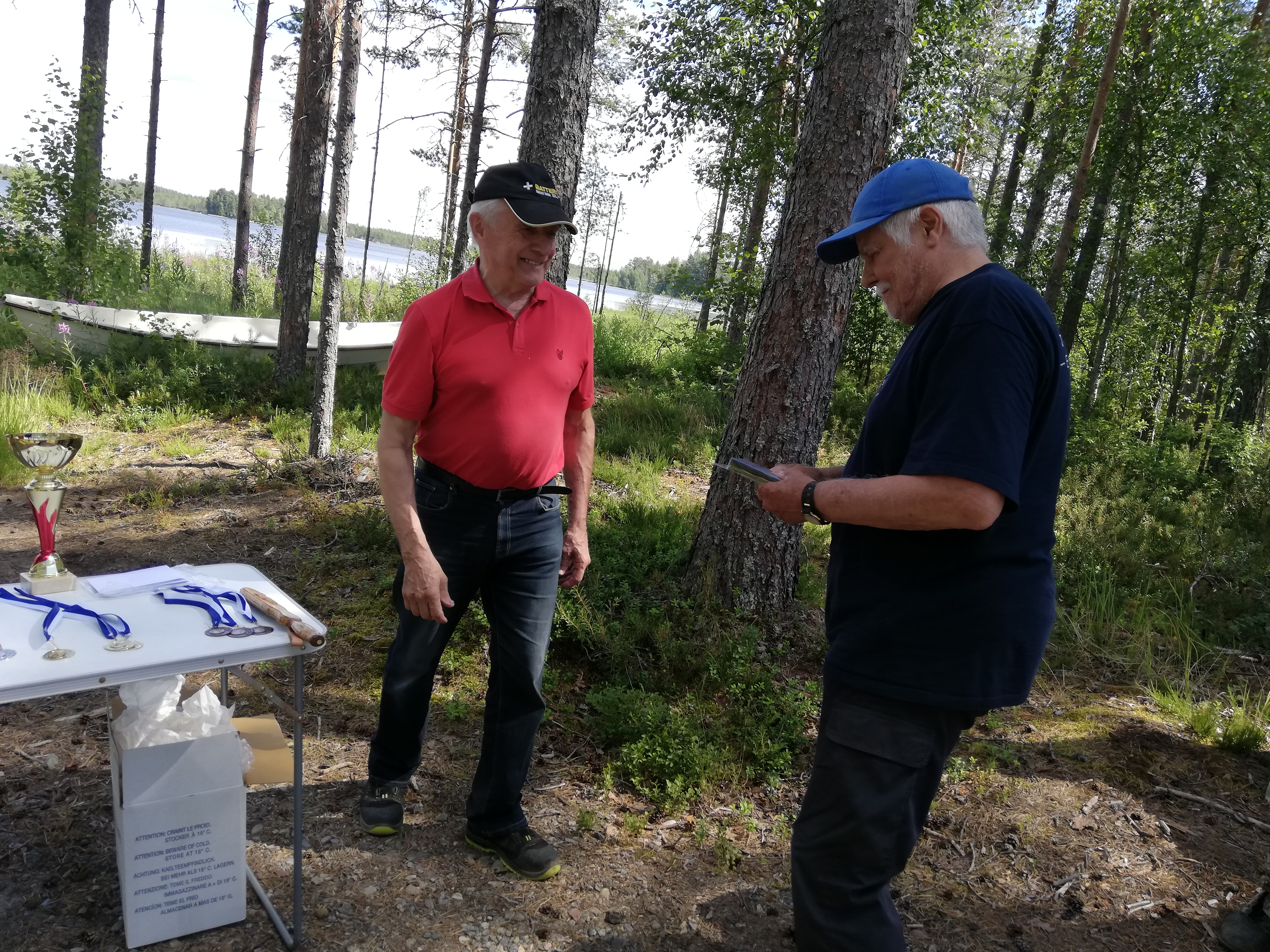 Pienimmän kalan saanut vastaanottaa palkintoaa