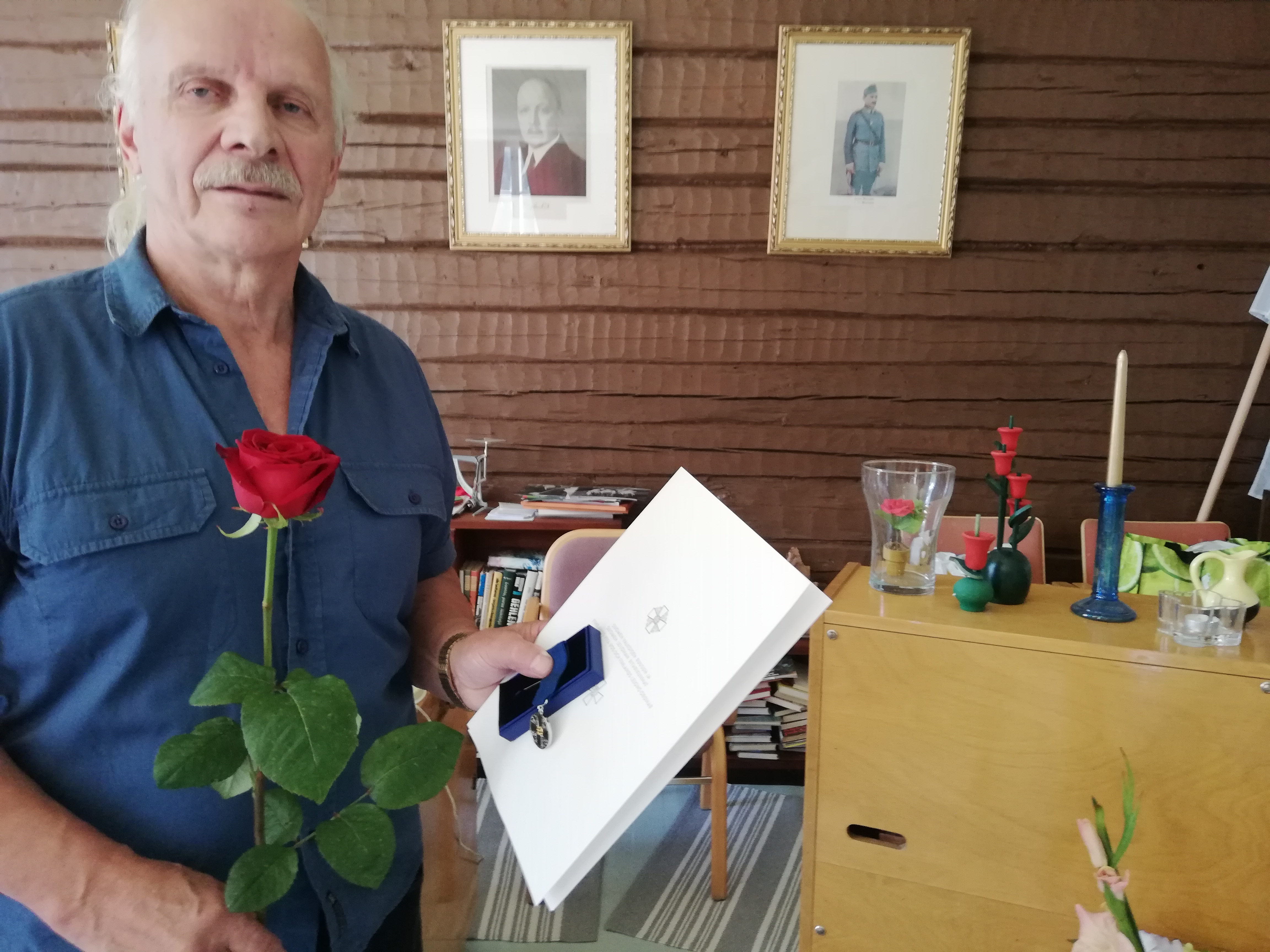Matti  Kuusisaari ja SVR M1kr merkki