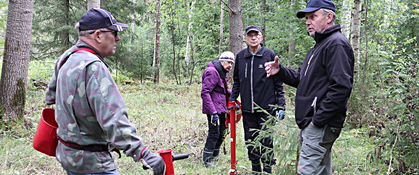 Paulli Kokkonen arvioi istustusmaaperän hyväksi.