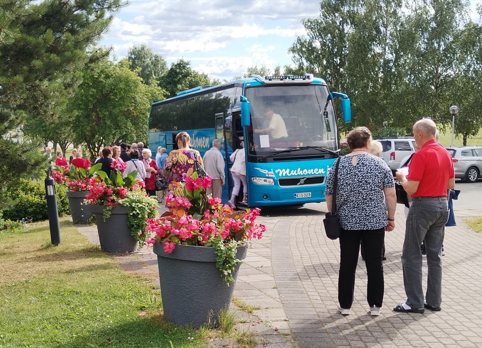 Esityksen päätteeksi porukka siirtyy linjuriin