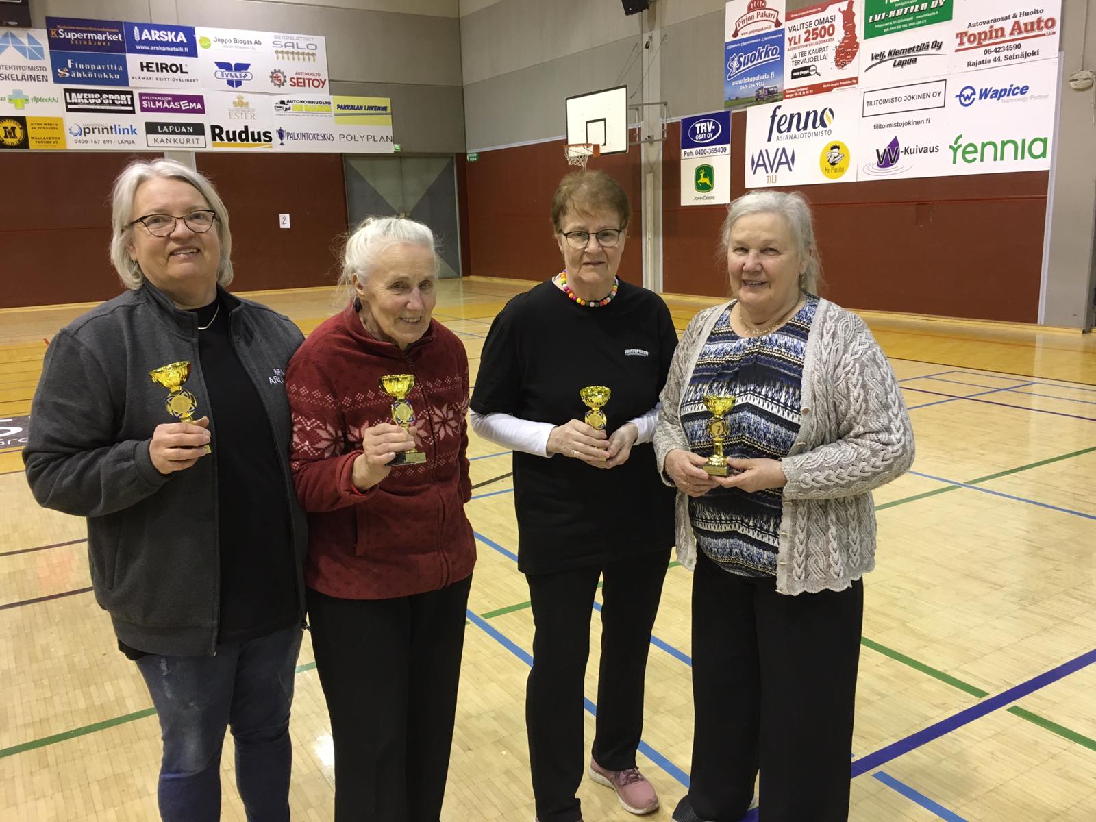 Jalasjärven yhdistyksen boccian naispelaajat