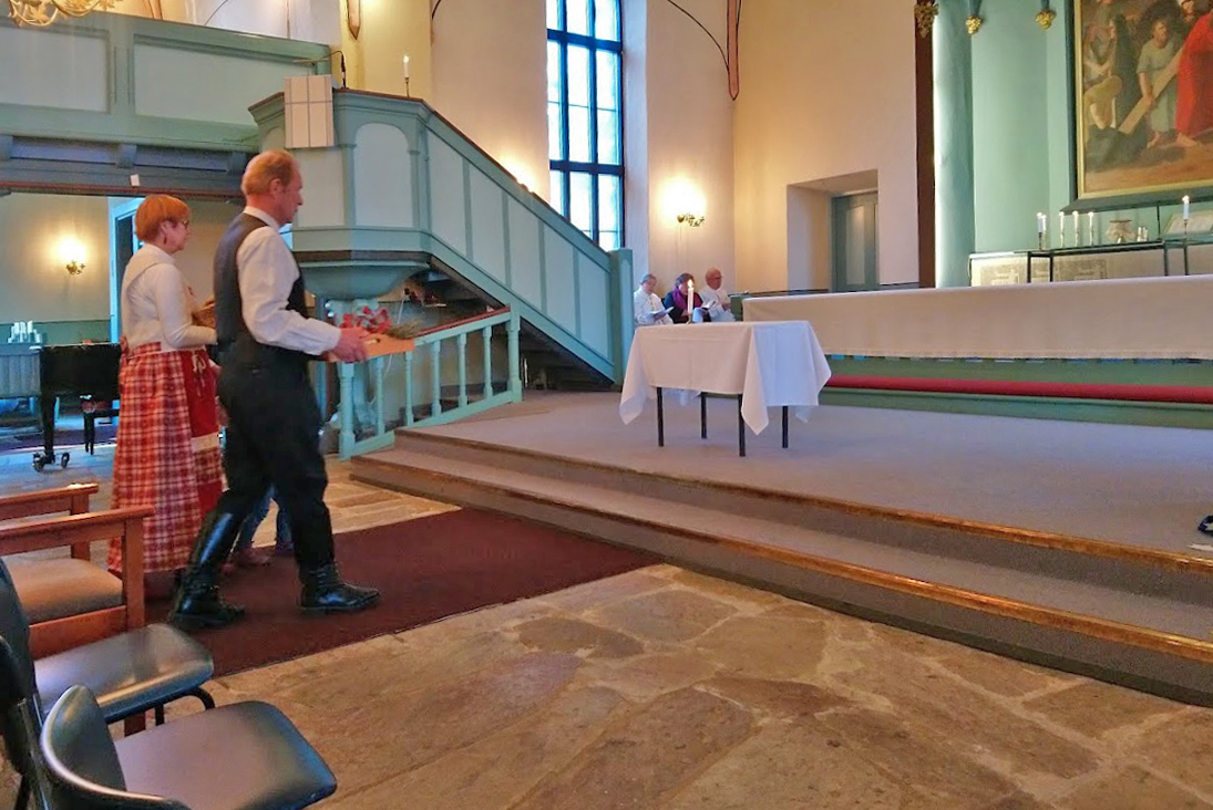 Menneen kesän sato siunattiin Nilsiän kirkossa Mikkelin päivänä.