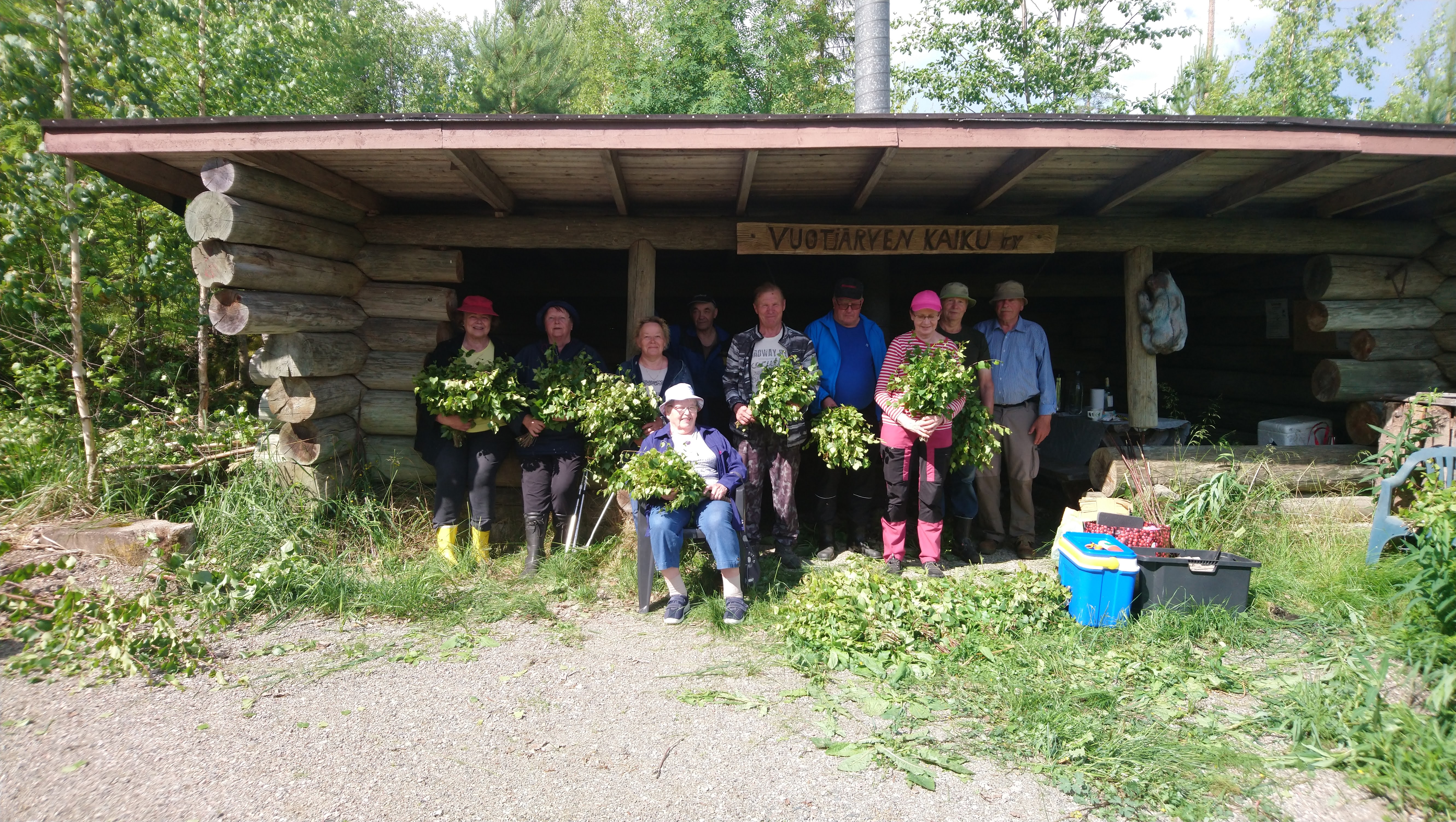 Vastanteko retkeläiset Vuotjärven metsässä