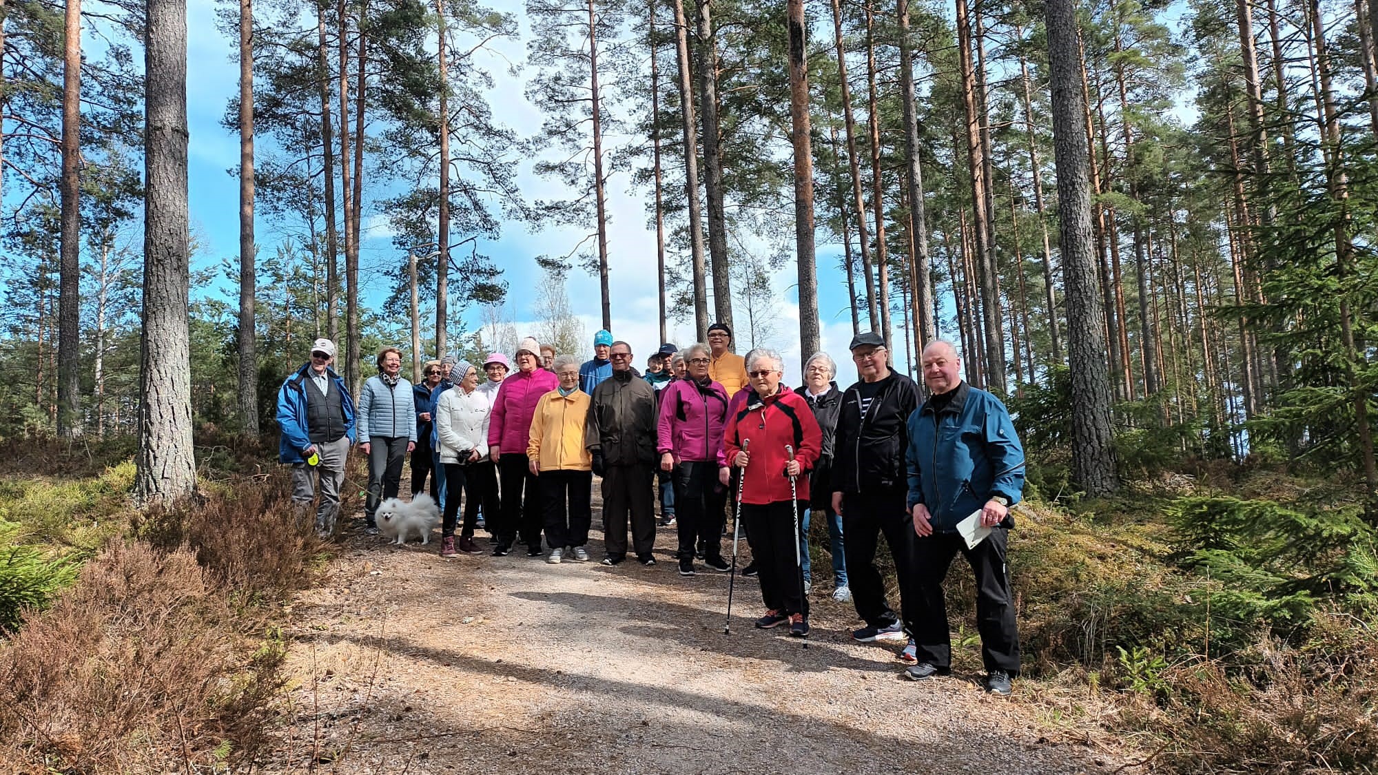 Ihmisiä retkellä