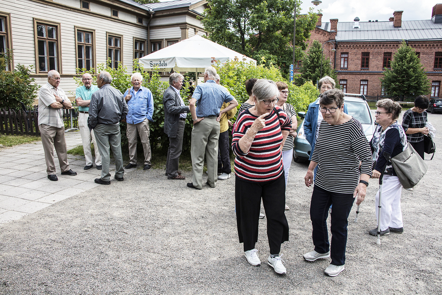 Ruokailun jälkeen Seiskan pihajja