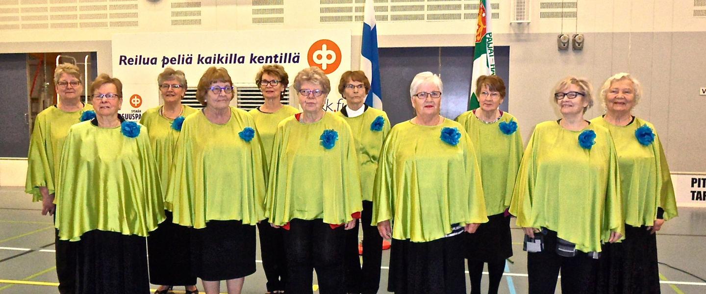 Naiskuoro Elokaunokit ryhmäkuva