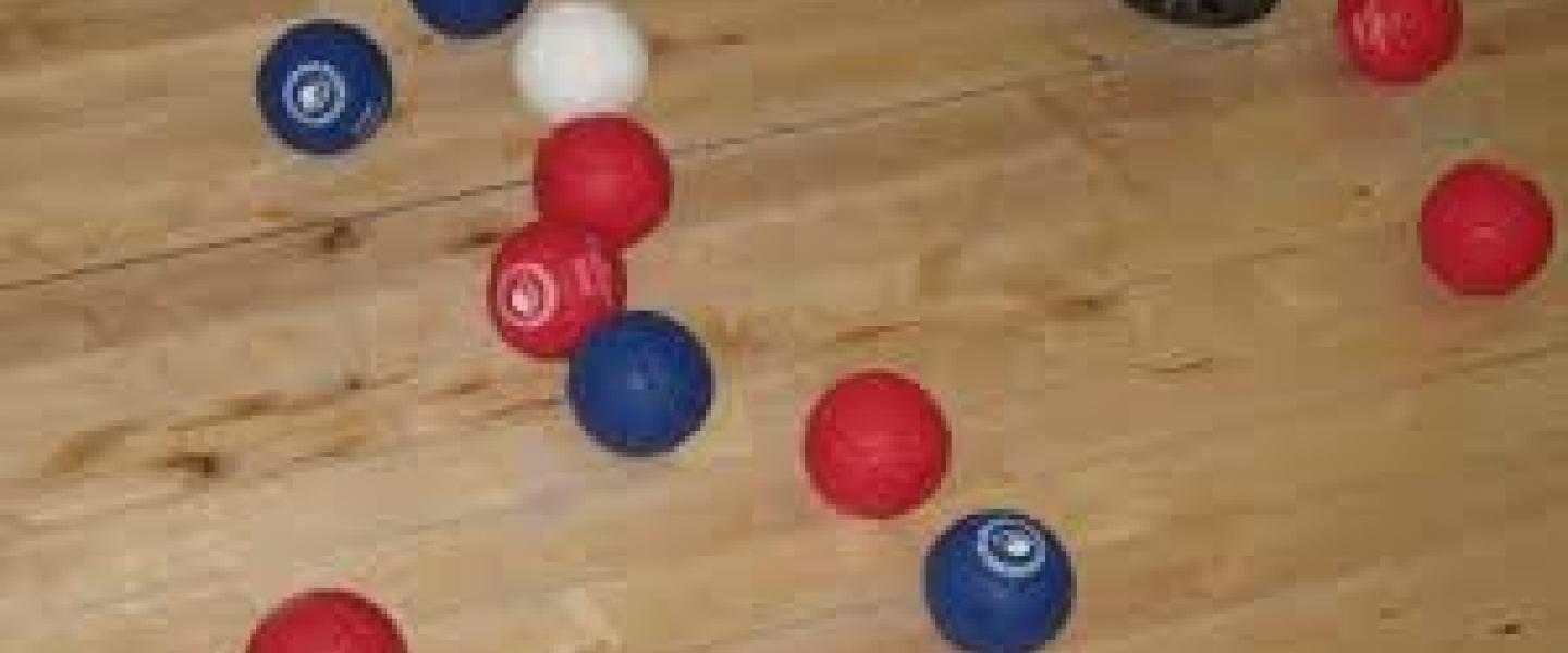 Punaisia ja sinisiä bocciapalloja lattialla