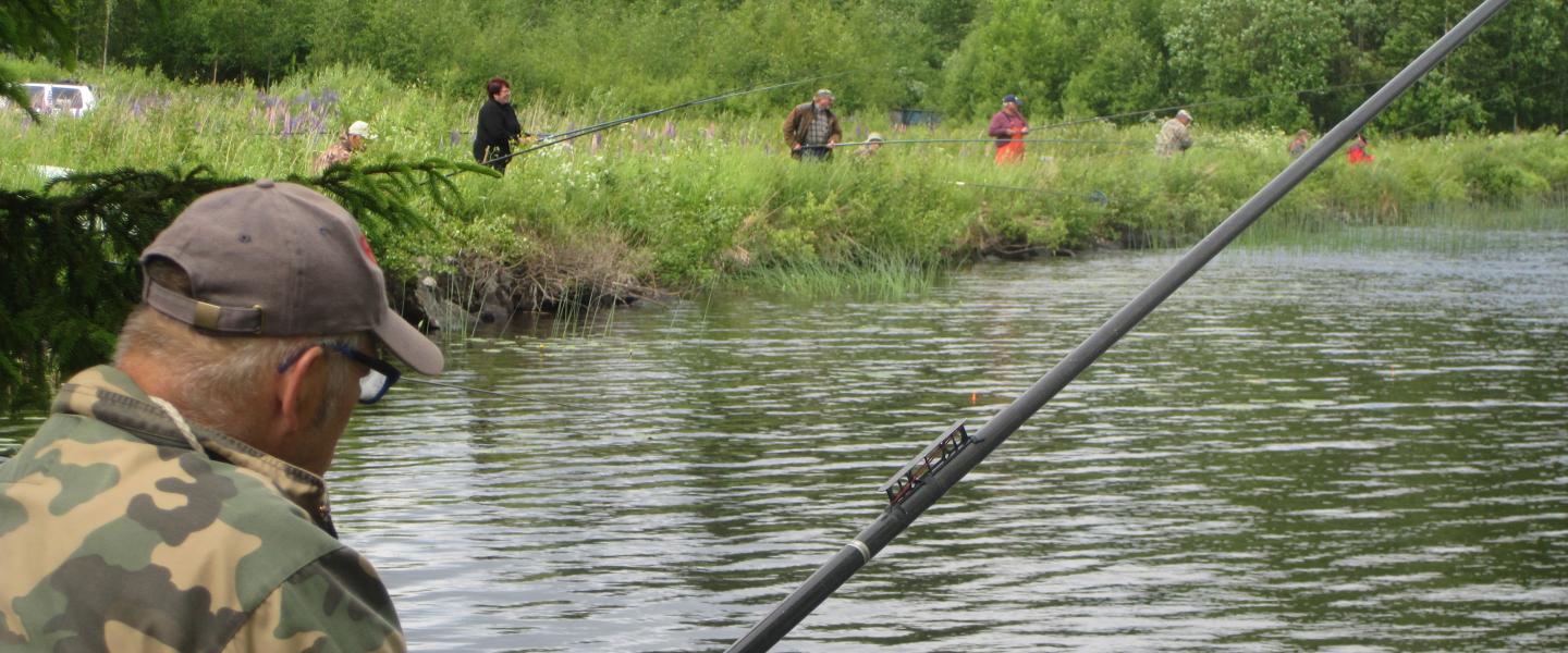 Rantaonkijoita järven rannalla Lehtimäellä