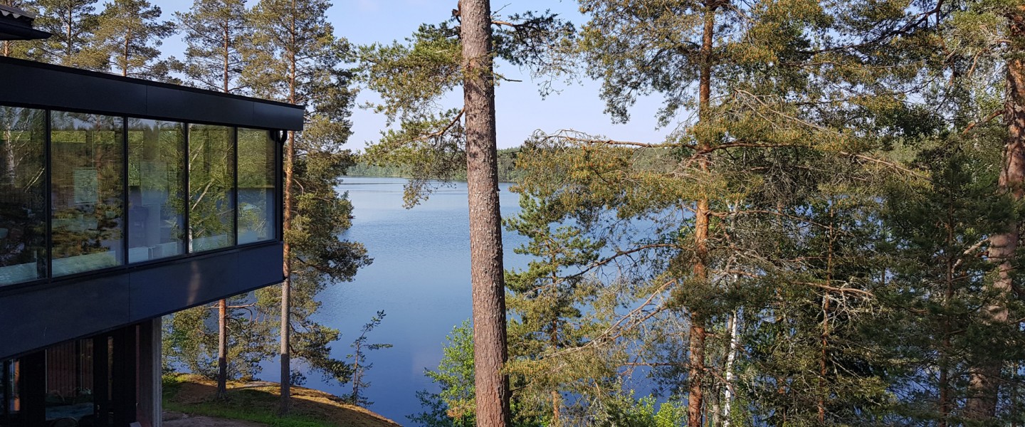 Järvimaisema Lehmijärvelle Lehmirannan lomakeskuksen pihalla