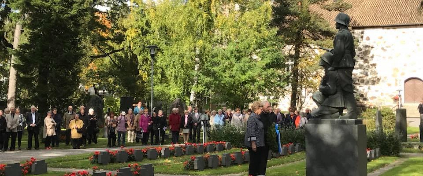 seppeleen lasku sankarihaudalle