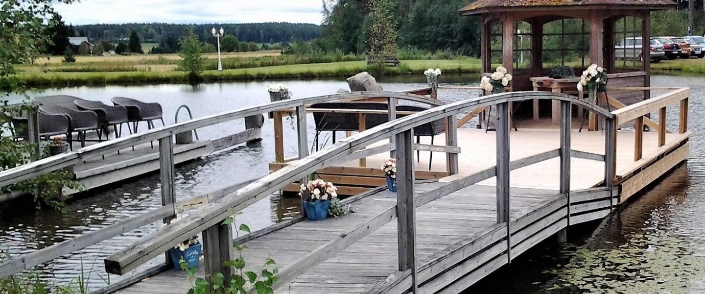 Huvimaja Karhulammen rannassa