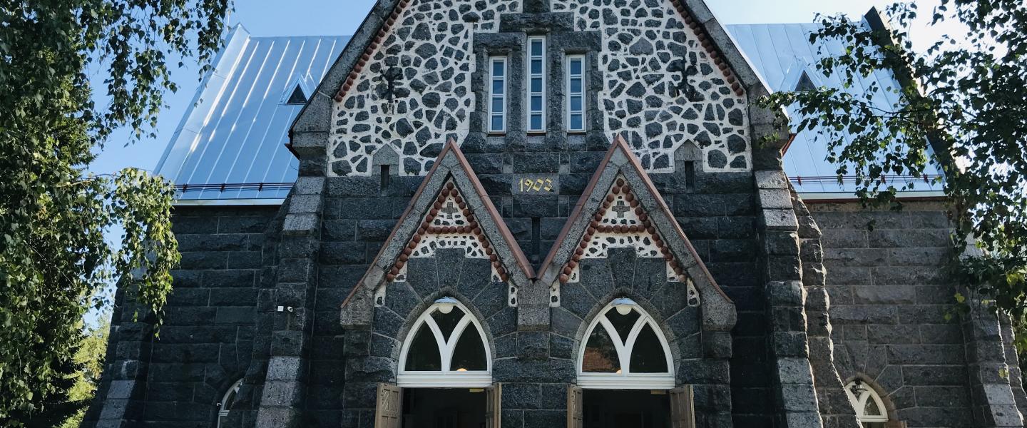 Alahärmän kirkon sisäänkäynti