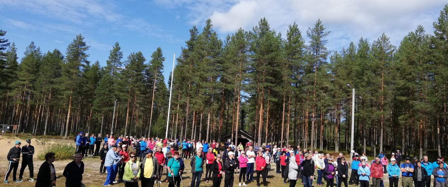 luontoliikuntapäivän osallistujia odottamassa alkujumppaa