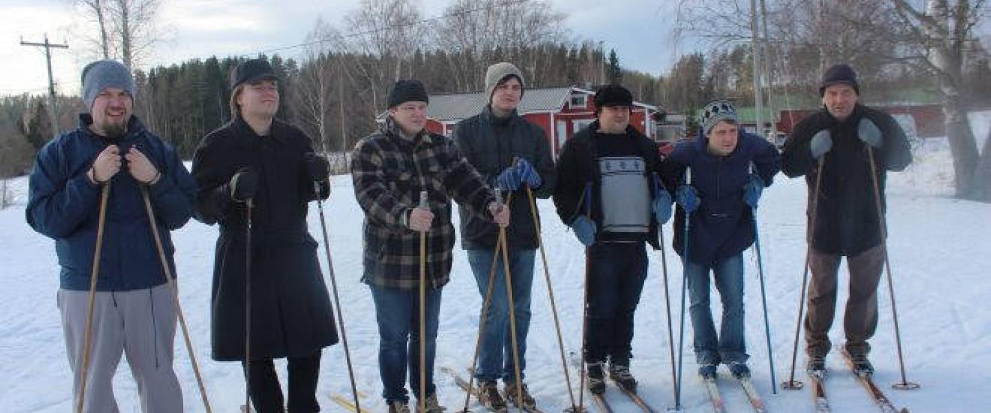 Elokuva Kipinöitä Unelan takasta näyttelijöitä hiihtämässä