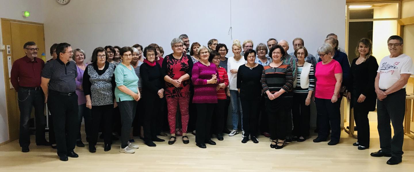 Tanssikurssilaisia Palveluportissa