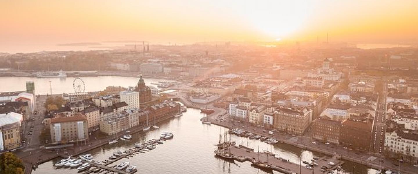 Kaupunkikuva Helsingistä meren rannalta