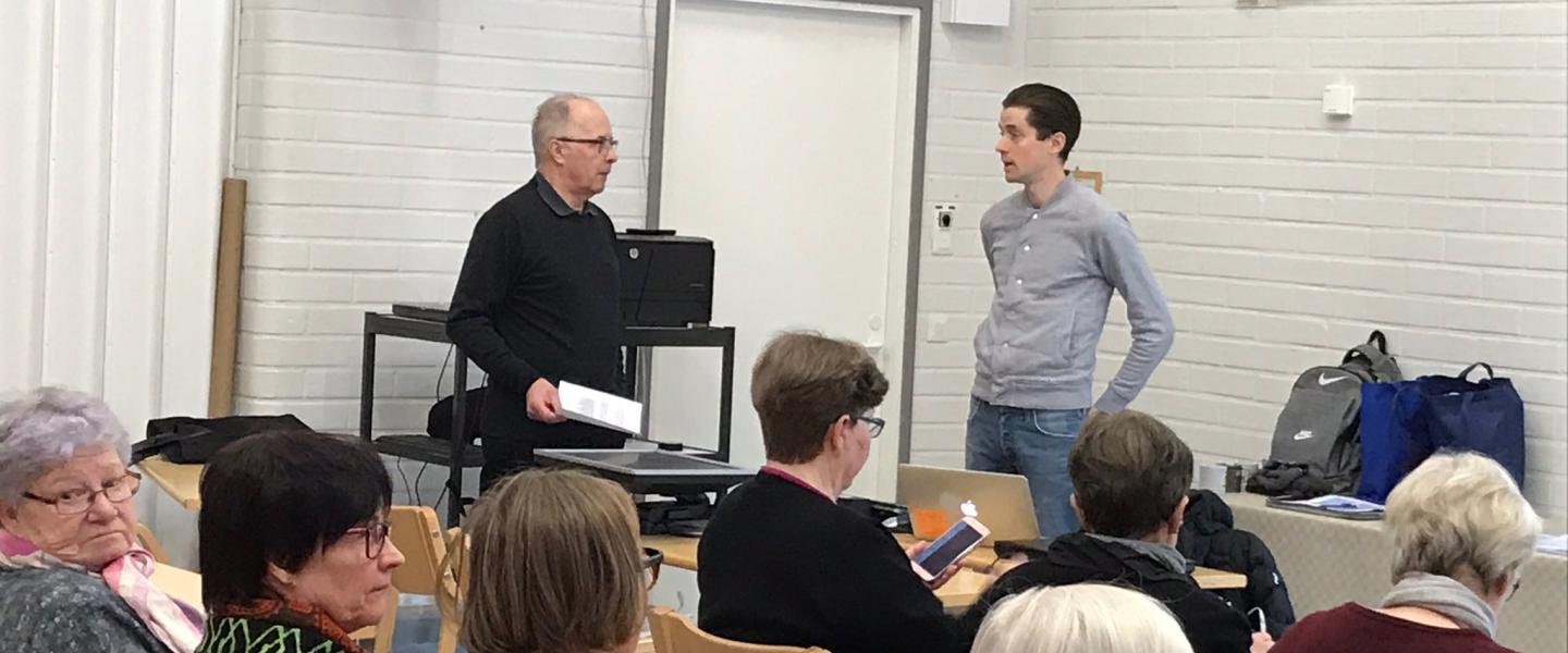 Ihmisiä kokouksessa