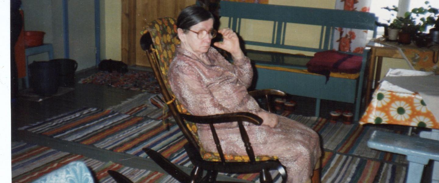 Keinutuolissa istuva vanha äiti