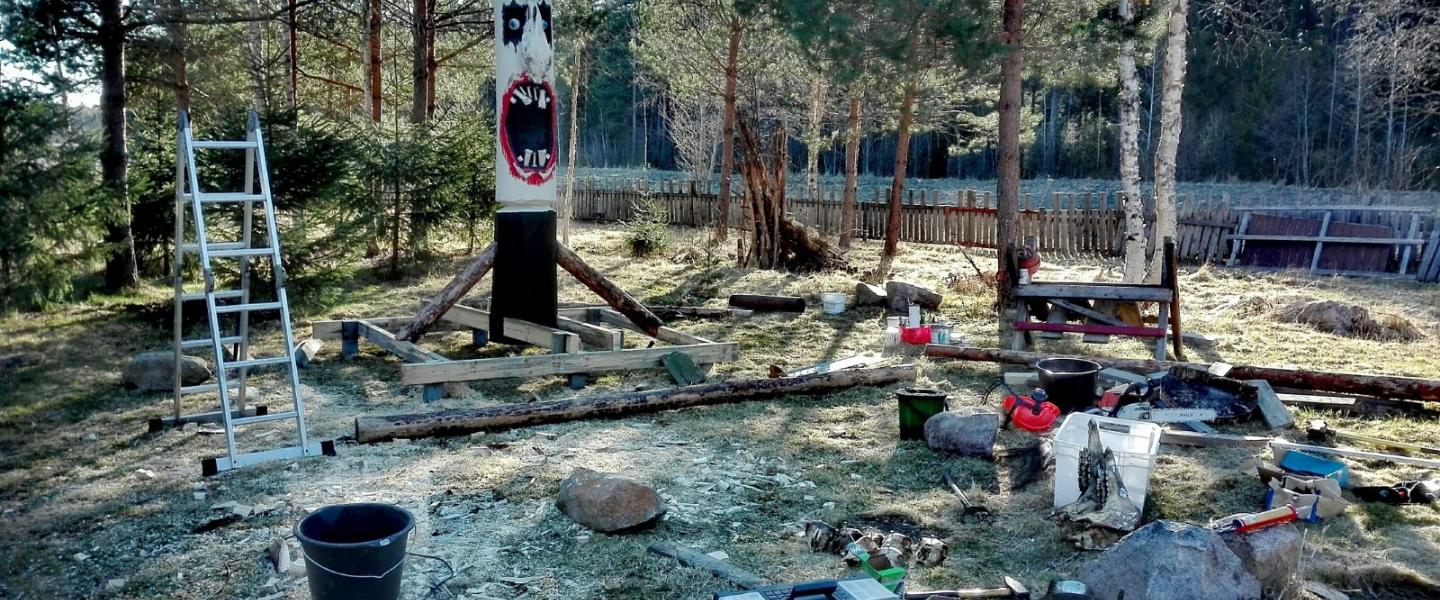 Toteemipaalu-tyyppinen veistos rakennustyömaan keskellä
