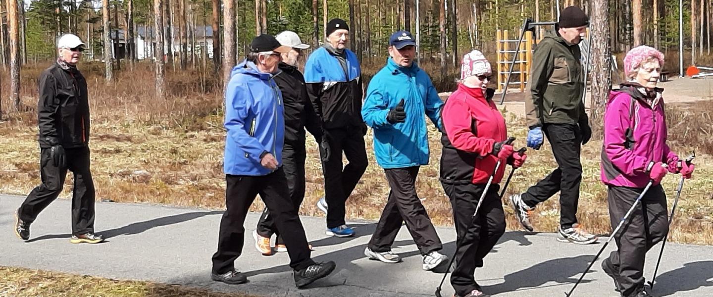 ihmisiä kävelylenkillä