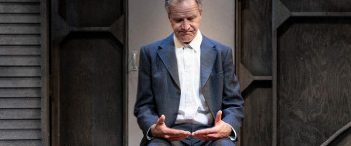 Teatterin mainos, näyttelijä Taneli Mäkelä