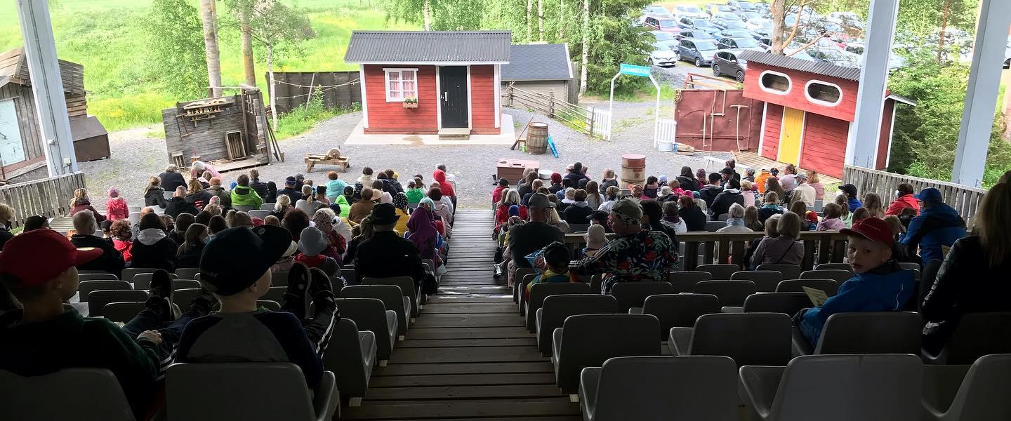 Yleisöä Jyrkän kesäteatterissa