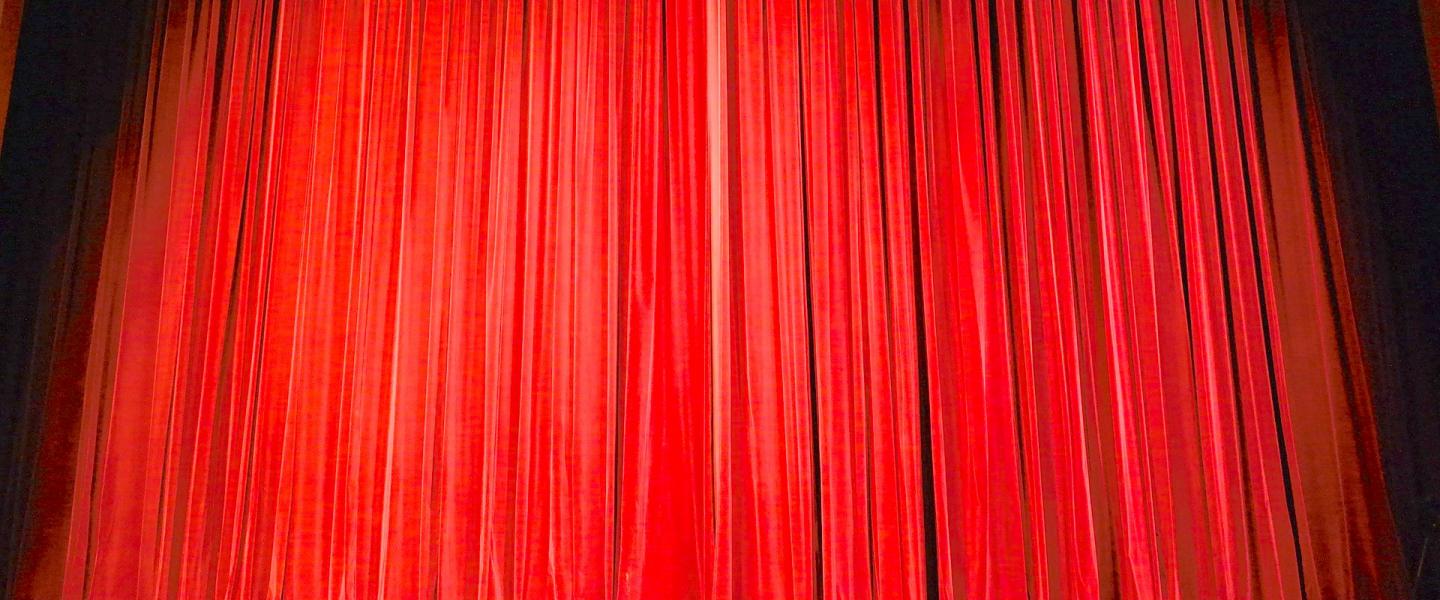 Teatteriverho punainen