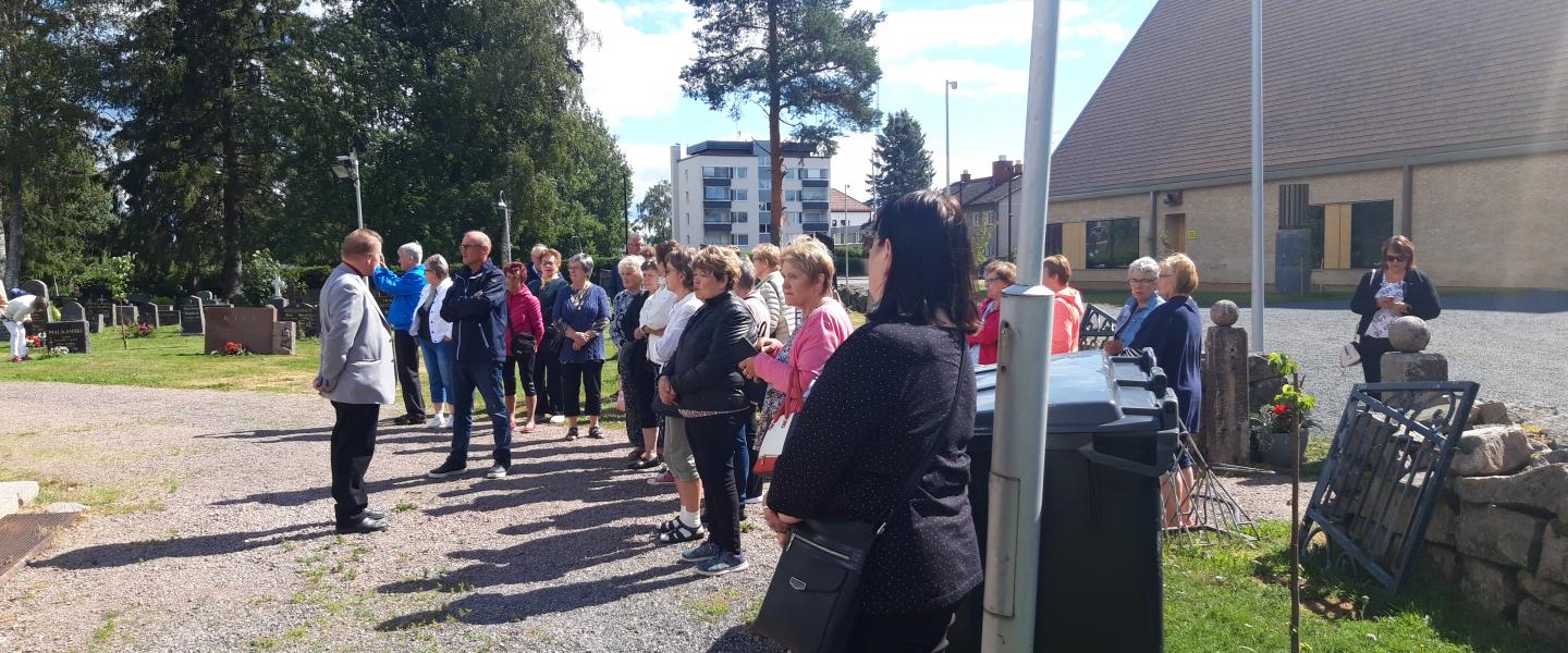 Ylivieskan kirkon opasta kuuntelemassa vanhan kirkon raunioilla.